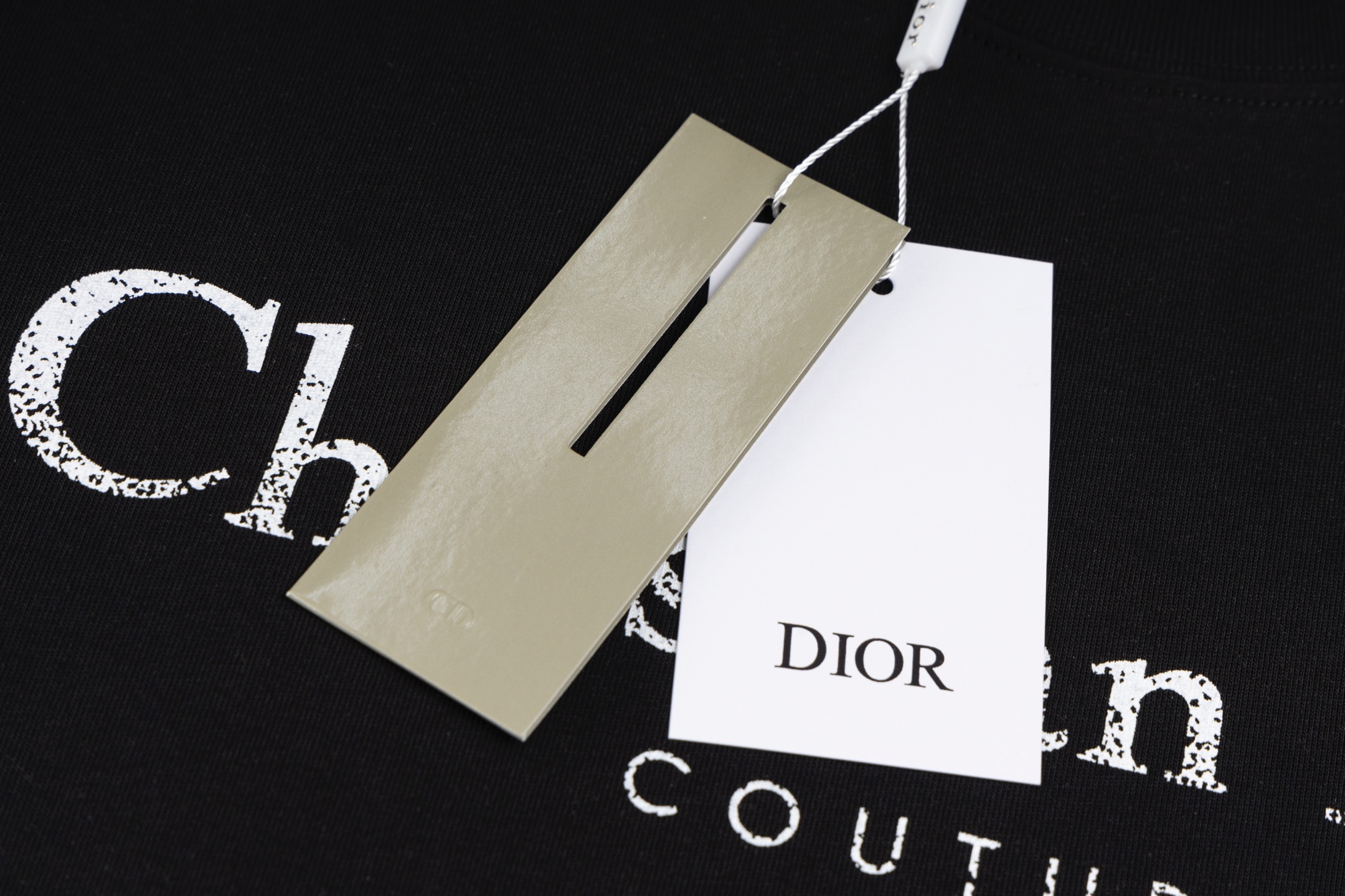 💰130 DIOR/迪奥 2025 SS 新款Cistian Couture渐变字母印花短袖T恤
✅本市场No.1的质量 真正天花板品质
✅全部原版开发注意细节图 避免被盗图商家混发 
✅正确280g定织定染36支双纱纯棉面料 柔软透气舒适不缩水不变形 不起球
✅进口环保材料康丽数码印花机印花 色牢度好 透气性更好无胶质感
✅定染螺纹 不变形 无色差 超重工艺 区别市场通货
这里解释一下为什么我比别人贵一点，

1.看似是简单的印花或绣花 其实一点都不简单 10000%进口机还原 不是嘴上说 欢迎对比同行

2.每款均为公司出品 细节做工面料均和正品一致. 保证和专柜无色差. 复刻不可怕 谁假谁尴尬。复刻不丢人 复刻还买不到正确版本才丢人。

3.注意螺纹领口均为360G原版领口 领口宽度和柜柜精确到毫米 厚领口不易变形 高档货领口孤独都是还原柜柜 区别世面大领口普通垃圾短袖印个印花 上身锁骨都漏出来 就敢自称高版本 麻烦长长心吧 买过正品或者见过正品的客户 再拿我家货 都会回头下单 这就是质量 这就是品质 

4.定制辅料 领标 洗水唛 吊牌 包装 真正还原柜台  区别世面清一色通货主麦水洗麦的快餐货 

5.注意做工 领口处针脚 无折叠 顺畅自然没重叠线 真正还原 这是多少人都做不到的 

6.面料采用280g专用36支双纱 面料没人可以做的比我家更好 和市面上的普通版本真的没办法比 尊重一下 好歹也是正品几千元的东西 真的别去穿地摊货质量

7.做工全方位还原 包装全方位还原 成本巨高

8. 我在这里作出保证这是你能找到的最高品质 
货号：K208853
尺码：XS-S-M-L （正确版本尺码很大）
         XS    S    M     L
胸围109  113  117  121
肩宽46    48   50   52
衣长72    74   76   78
袖长24    25  26   27