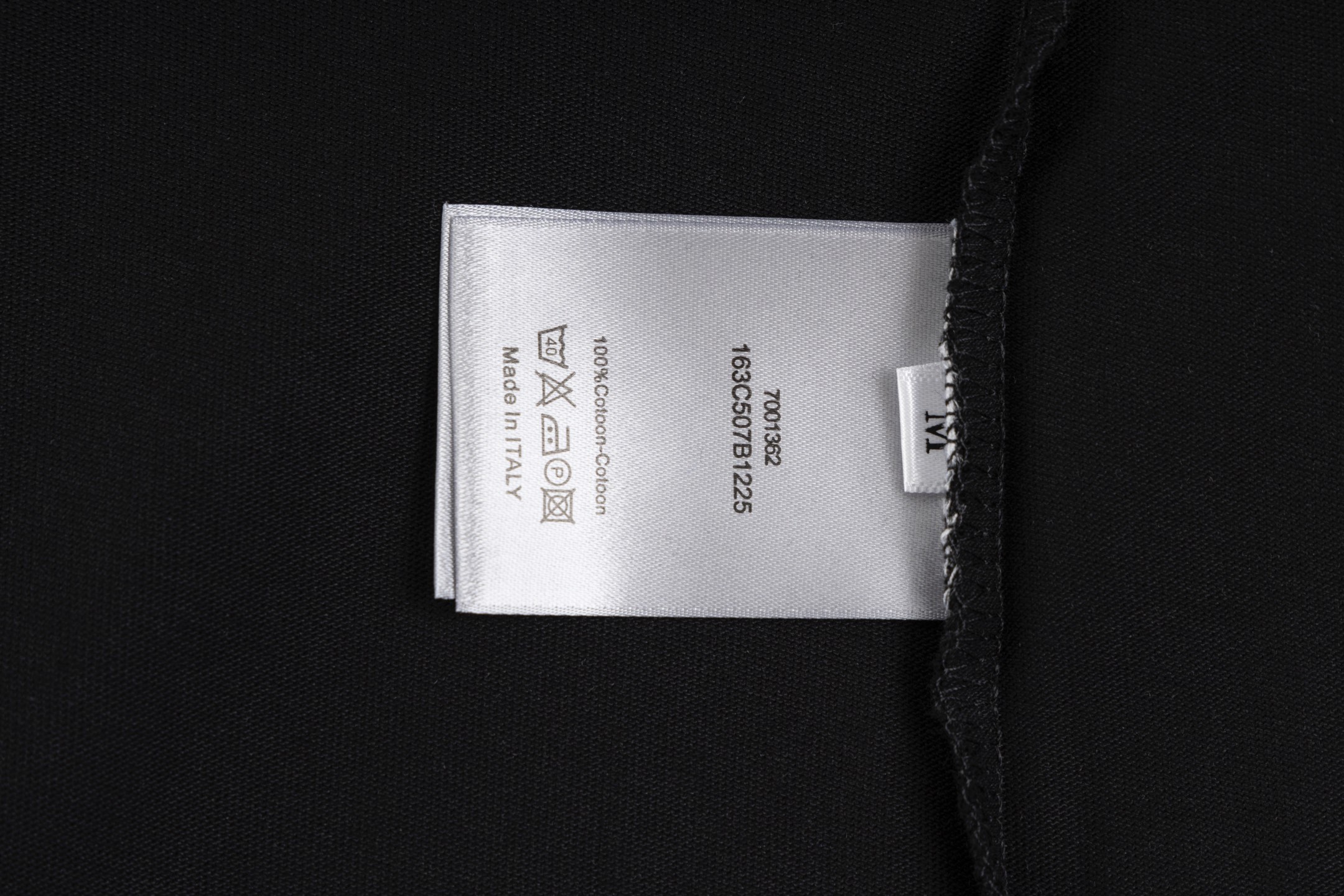 💰130 DIOR/迪奥 2025 SS 新款Cistian Couture渐变字母印花短袖T恤
✅本市场No.1的质量 真正天花板品质
✅全部原版开发注意细节图 避免被盗图商家混发 
✅正确280g定织定染36支双纱纯棉面料 柔软透气舒适不缩水不变形 不起球
✅进口环保材料康丽数码印花机印花 色牢度好 透气性更好无胶质感
✅定染螺纹 不变形 无色差 超重工艺 区别市场通货
这里解释一下为什么我比别人贵一点，

1.看似是简单的印花或绣花 其实一点都不简单 10000%进口机还原 不是嘴上说 欢迎对比同行

2.每款均为公司出品 细节做工面料均和正品一致. 保证和专柜无色差. 复刻不可怕 谁假谁尴尬。复刻不丢人 复刻还买不到正确版本才丢人。

3.注意螺纹领口均为360G原版领口 领口宽度和柜柜精确到毫米 厚领口不易变形 高档货领口孤独都是还原柜柜 区别世面大领口普通垃圾短袖印个印花 上身锁骨都漏出来 就敢自称高版本 麻烦长长心吧 买过正品或者见过正品的客户 再拿我家货 都会回头下单 这就是质量 这就是品质 

4.定制辅料 领标 洗水唛 吊牌 包装 真正还原柜台  区别世面清一色通货主麦水洗麦的快餐货 

5.注意做工 领口处针脚 无折叠 顺畅自然没重叠线 真正还原 这是多少人都做不到的 

6.面料采用280g专用36支双纱 面料没人可以做的比我家更好 和市面上的普通版本真的没办法比 尊重一下 好歹也是正品几千元的东西 真的别去穿地摊货质量

7.做工全方位还原 包装全方位还原 成本巨高

8. 我在这里作出保证这是你能找到的最高品质 
货号：K208853
尺码：XS-S-M-L （正确版本尺码很大）
         XS    S    M     L
胸围109  113  117  121
肩宽46    48   50   52
衣长72    74   76   78
袖长24    25  26   27