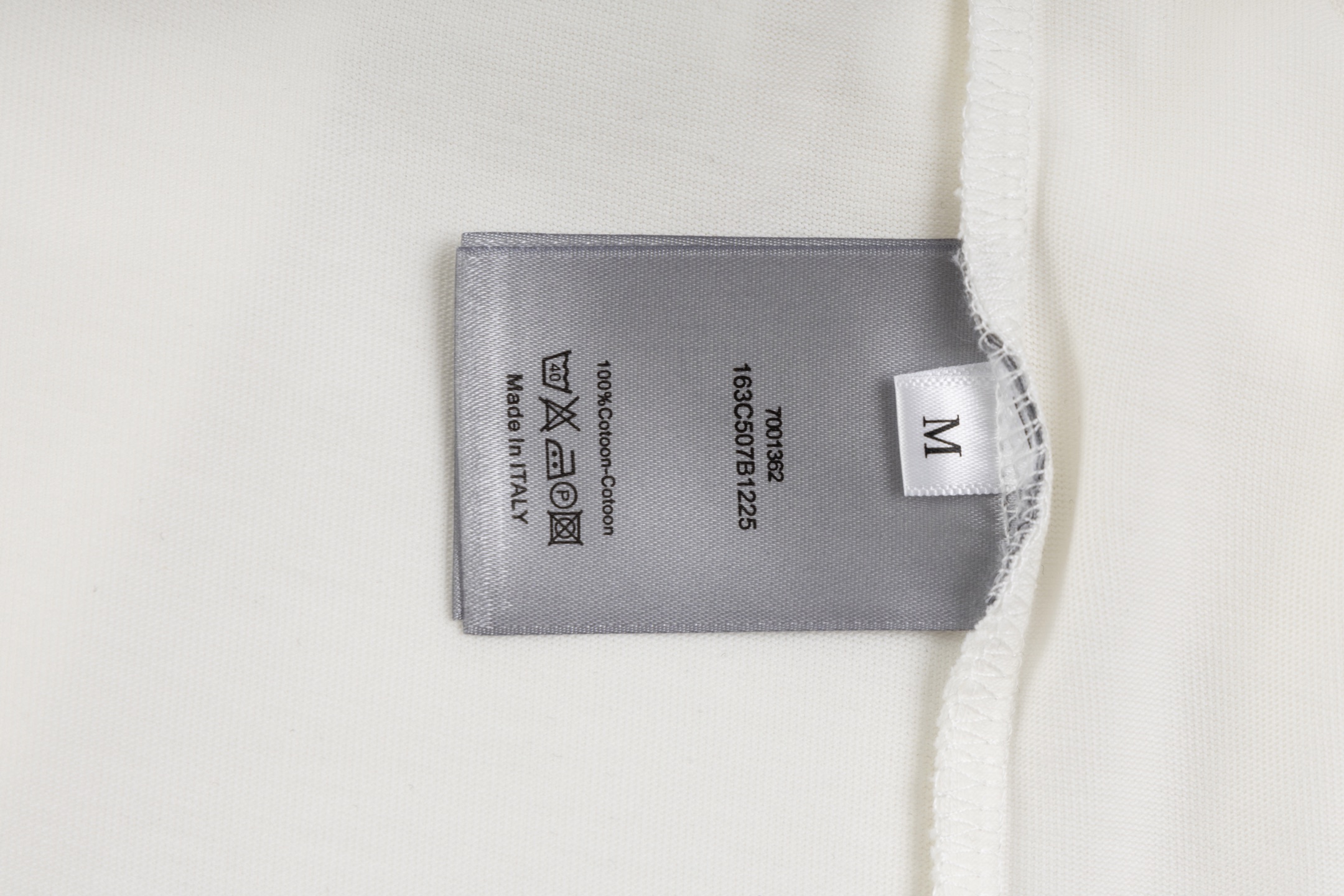 💰130 DIOR/迪奥 2025 SS 新款Cistian Couture渐变字母印花短袖T恤
✅本市场No.1的质量 真正天花板品质
✅全部原版开发注意细节图 避免被盗图商家混发 
✅正确280g定织定染36支双纱纯棉面料 柔软透气舒适不缩水不变形 不起球
✅进口环保材料康丽数码印花机印花 色牢度好 透气性更好无胶质感
✅定染螺纹 不变形 无色差 超重工艺 区别市场通货
这里解释一下为什么我比别人贵一点，

1.看似是简单的印花或绣花 其实一点都不简单 10000%进口机还原 不是嘴上说 欢迎对比同行

2.每款均为公司出品 细节做工面料均和正品一致. 保证和专柜无色差. 复刻不可怕 谁假谁尴尬。复刻不丢人 复刻还买不到正确版本才丢人。

3.注意螺纹领口均为360G原版领口 领口宽度和柜柜精确到毫米 厚领口不易变形 高档货领口孤独都是还原柜柜 区别世面大领口普通垃圾短袖印个印花 上身锁骨都漏出来 就敢自称高版本 麻烦长长心吧 买过正品或者见过正品的客户 再拿我家货 都会回头下单 这就是质量 这就是品质 

4.定制辅料 领标 洗水唛 吊牌 包装 真正还原柜台  区别世面清一色通货主麦水洗麦的快餐货 

5.注意做工 领口处针脚 无折叠 顺畅自然没重叠线 真正还原 这是多少人都做不到的 

6.面料采用280g专用36支双纱 面料没人可以做的比我家更好 和市面上的普通版本真的没办法比 尊重一下 好歹也是正品几千元的东西 真的别去穿地摊货质量

7.做工全方位还原 包装全方位还原 成本巨高

8. 我在这里作出保证这是你能找到的最高品质 
货号：K208853
尺码：XS-S-M-L （正确版本尺码很大）
         XS    S    M     L
胸围109  113  117  121
肩宽46    48   50   52
衣长72    74   76   78
袖长24    25  26   27