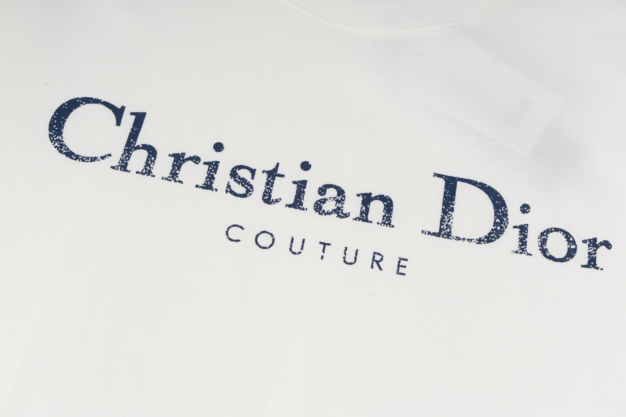 💰130 DIOR/迪奥 2025 SS 新款Cistian Couture渐变字母印花短袖T恤
✅本市场No.1的质量 真正天花板品质
✅全部原版开发注意细节图 避免被盗图商家混发 
✅正确280g定织定染36支双纱纯棉面料 柔软透气舒适不缩水不变形 不起球
✅进口环保材料康丽数码印花机印花 色牢度好 透气性更好无胶质感
✅定染螺纹 不变形 无色差 超重工艺 区别市场通货
这里解释一下为什么我比别人贵一点，

1.看似是简单的印花或绣花 其实一点都不简单 10000%进口机还原 不是嘴上说 欢迎对比同行

2.每款均为公司出品 细节做工面料均和正品一致. 保证和专柜无色差. 复刻不可怕 谁假谁尴尬。复刻不丢人 复刻还买不到正确版本才丢人。

3.注意螺纹领口均为360G原版领口 领口宽度和柜柜精确到毫米 厚领口不易变形 高档货领口孤独都是还原柜柜 区别世面大领口普通垃圾短袖印个印花 上身锁骨都漏出来 就敢自称高版本 麻烦长长心吧 买过正品或者见过正品的客户 再拿我家货 都会回头下单 这就是质量 这就是品质 

4.定制辅料 领标 洗水唛 吊牌 包装 真正还原柜台  区别世面清一色通货主麦水洗麦的快餐货 

5.注意做工 领口处针脚 无折叠 顺畅自然没重叠线 真正还原 这是多少人都做不到的 

6.面料采用280g专用36支双纱 面料没人可以做的比我家更好 和市面上的普通版本真的没办法比 尊重一下 好歹也是正品几千元的东西 真的别去穿地摊货质量

7.做工全方位还原 包装全方位还原 成本巨高

8. 我在这里作出保证这是你能找到的最高品质 
货号：K208853
尺码：XS-S-M-L （正确版本尺码很大）
         XS    S    M     L
胸围109  113  117  121
肩宽46    48   50   52
衣长72    74   76   78
袖长24    25  26   27