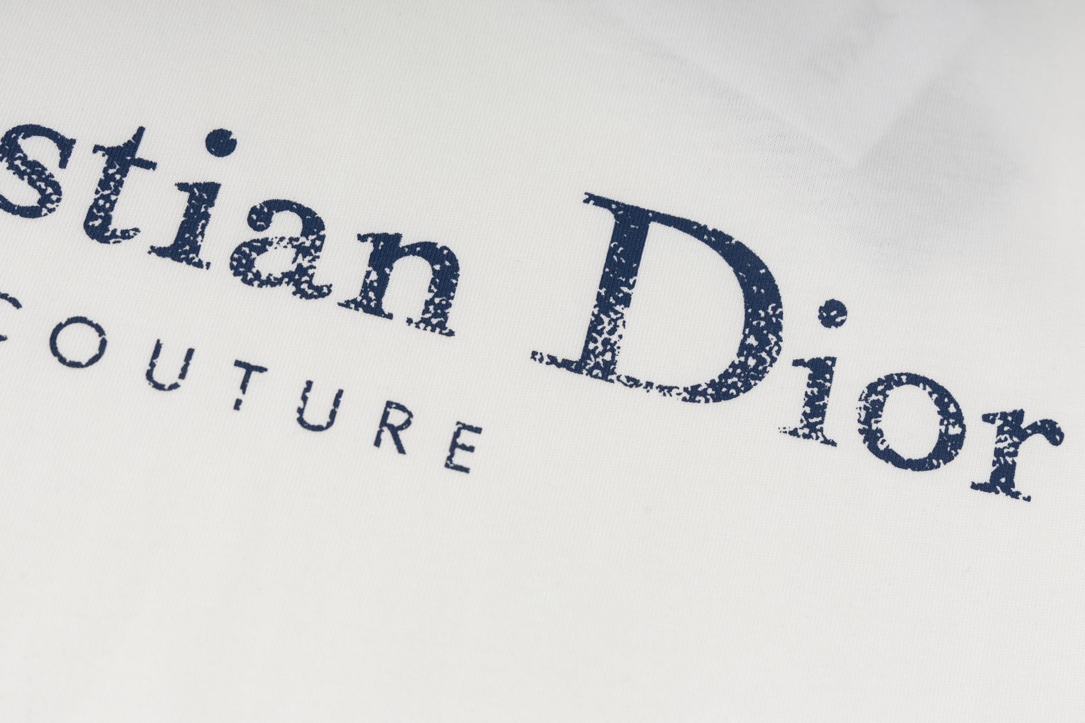 💰130 DIOR/迪奥 2025 SS 新款Cistian Couture渐变字母印花短袖T恤
✅本市场No.1的质量 真正天花板品质
✅全部原版开发注意细节图 避免被盗图商家混发 
✅正确280g定织定染36支双纱纯棉面料 柔软透气舒适不缩水不变形 不起球
✅进口环保材料康丽数码印花机印花 色牢度好 透气性更好无胶质感
✅定染螺纹 不变形 无色差 超重工艺 区别市场通货
这里解释一下为什么我比别人贵一点，

1.看似是简单的印花或绣花 其实一点都不简单 10000%进口机还原 不是嘴上说 欢迎对比同行

2.每款均为公司出品 细节做工面料均和正品一致. 保证和专柜无色差. 复刻不可怕 谁假谁尴尬。复刻不丢人 复刻还买不到正确版本才丢人。

3.注意螺纹领口均为360G原版领口 领口宽度和柜柜精确到毫米 厚领口不易变形 高档货领口孤独都是还原柜柜 区别世面大领口普通垃圾短袖印个印花 上身锁骨都漏出来 就敢自称高版本 麻烦长长心吧 买过正品或者见过正品的客户 再拿我家货 都会回头下单 这就是质量 这就是品质 

4.定制辅料 领标 洗水唛 吊牌 包装 真正还原柜台  区别世面清一色通货主麦水洗麦的快餐货 

5.注意做工 领口处针脚 无折叠 顺畅自然没重叠线 真正还原 这是多少人都做不到的 

6.面料采用280g专用36支双纱 面料没人可以做的比我家更好 和市面上的普通版本真的没办法比 尊重一下 好歹也是正品几千元的东西 真的别去穿地摊货质量

7.做工全方位还原 包装全方位还原 成本巨高

8. 我在这里作出保证这是你能找到的最高品质 
货号：K208853
尺码：XS-S-M-L （正确版本尺码很大）
         XS    S    M     L
胸围109  113  117  121
肩宽46    48   50   52
衣长72    74   76   78
袖长24    25  26   27