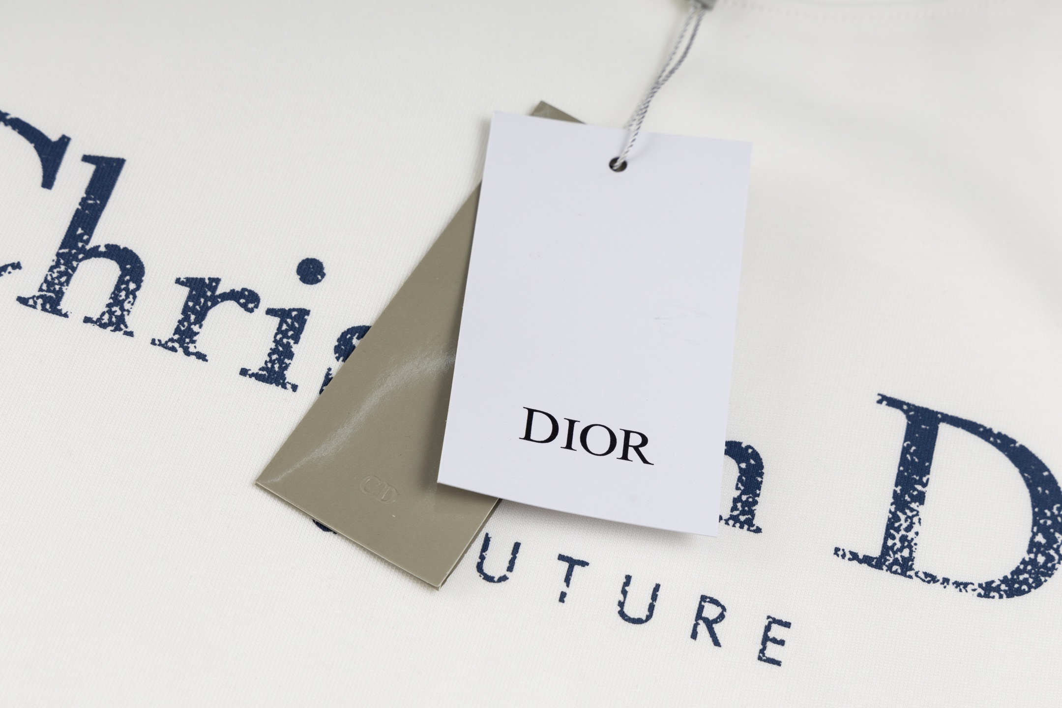 💰130 DIOR/迪奥 2025 SS 新款Cistian Couture渐变字母印花短袖T恤
✅本市场No.1的质量 真正天花板品质
✅全部原版开发注意细节图 避免被盗图商家混发 
✅正确280g定织定染36支双纱纯棉面料 柔软透气舒适不缩水不变形 不起球
✅进口环保材料康丽数码印花机印花 色牢度好 透气性更好无胶质感
✅定染螺纹 不变形 无色差 超重工艺 区别市场通货
这里解释一下为什么我比别人贵一点，

1.看似是简单的印花或绣花 其实一点都不简单 10000%进口机还原 不是嘴上说 欢迎对比同行

2.每款均为公司出品 细节做工面料均和正品一致. 保证和专柜无色差. 复刻不可怕 谁假谁尴尬。复刻不丢人 复刻还买不到正确版本才丢人。

3.注意螺纹领口均为360G原版领口 领口宽度和柜柜精确到毫米 厚领口不易变形 高档货领口孤独都是还原柜柜 区别世面大领口普通垃圾短袖印个印花 上身锁骨都漏出来 就敢自称高版本 麻烦长长心吧 买过正品或者见过正品的客户 再拿我家货 都会回头下单 这就是质量 这就是品质 

4.定制辅料 领标 洗水唛 吊牌 包装 真正还原柜台  区别世面清一色通货主麦水洗麦的快餐货 

5.注意做工 领口处针脚 无折叠 顺畅自然没重叠线 真正还原 这是多少人都做不到的 

6.面料采用280g专用36支双纱 面料没人可以做的比我家更好 和市面上的普通版本真的没办法比 尊重一下 好歹也是正品几千元的东西 真的别去穿地摊货质量

7.做工全方位还原 包装全方位还原 成本巨高

8. 我在这里作出保证这是你能找到的最高品质 
货号：K208853
尺码：XS-S-M-L （正确版本尺码很大）
         XS    S    M     L
胸围109  113  117  121
肩宽46    48   50   52
衣长72    74   76   78
袖长24    25  26   27