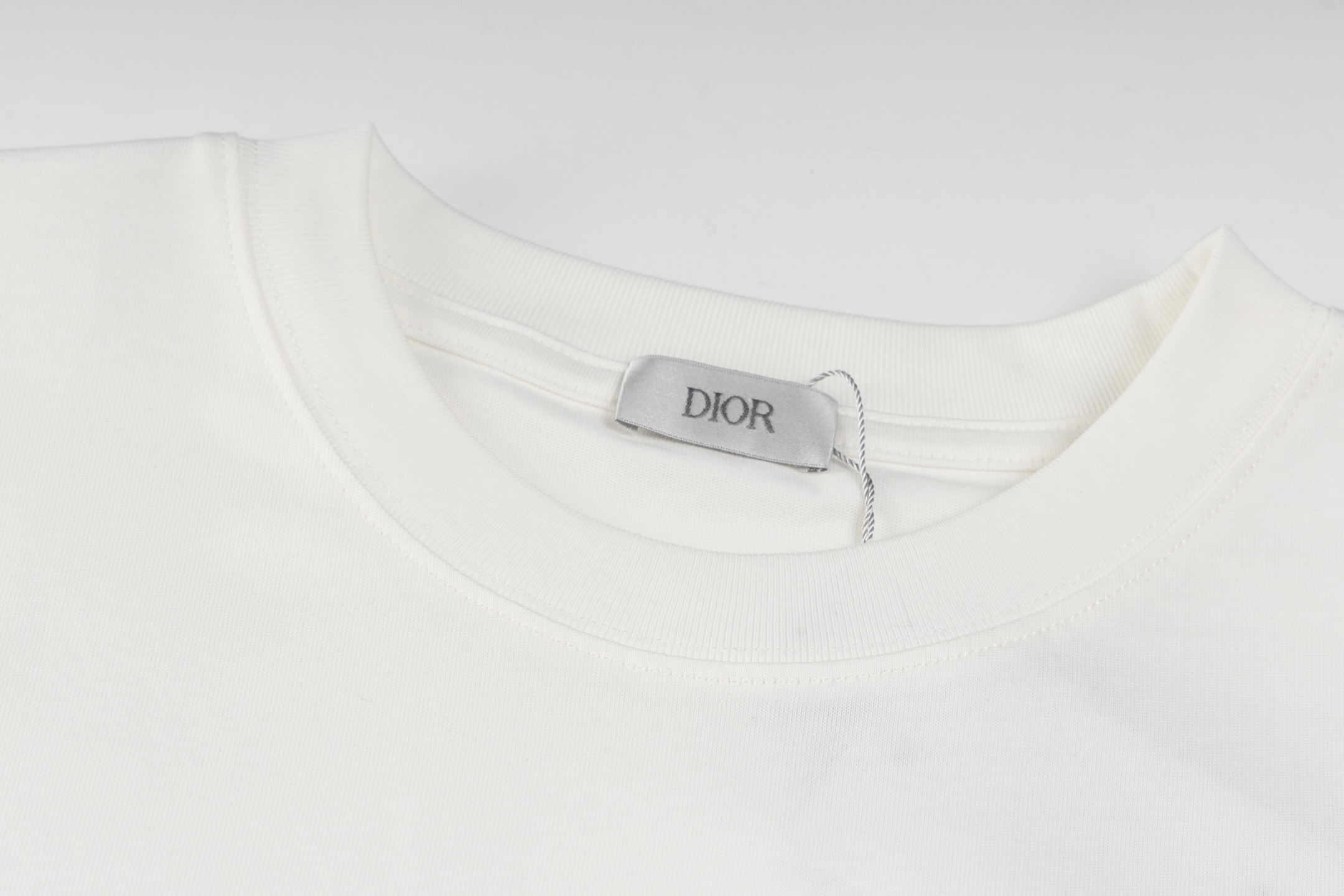 💰130 DIOR/迪奥 2025 SS 新款Cistian Couture渐变字母印花短袖T恤
✅本市场No.1的质量 真正天花板品质
✅全部原版开发注意细节图 避免被盗图商家混发 
✅正确280g定织定染36支双纱纯棉面料 柔软透气舒适不缩水不变形 不起球
✅进口环保材料康丽数码印花机印花 色牢度好 透气性更好无胶质感
✅定染螺纹 不变形 无色差 超重工艺 区别市场通货
这里解释一下为什么我比别人贵一点，

1.看似是简单的印花或绣花 其实一点都不简单 10000%进口机还原 不是嘴上说 欢迎对比同行

2.每款均为公司出品 细节做工面料均和正品一致. 保证和专柜无色差. 复刻不可怕 谁假谁尴尬。复刻不丢人 复刻还买不到正确版本才丢人。

3.注意螺纹领口均为360G原版领口 领口宽度和柜柜精确到毫米 厚领口不易变形 高档货领口孤独都是还原柜柜 区别世面大领口普通垃圾短袖印个印花 上身锁骨都漏出来 就敢自称高版本 麻烦长长心吧 买过正品或者见过正品的客户 再拿我家货 都会回头下单 这就是质量 这就是品质 

4.定制辅料 领标 洗水唛 吊牌 包装 真正还原柜台  区别世面清一色通货主麦水洗麦的快餐货 

5.注意做工 领口处针脚 无折叠 顺畅自然没重叠线 真正还原 这是多少人都做不到的 

6.面料采用280g专用36支双纱 面料没人可以做的比我家更好 和市面上的普通版本真的没办法比 尊重一下 好歹也是正品几千元的东西 真的别去穿地摊货质量

7.做工全方位还原 包装全方位还原 成本巨高

8. 我在这里作出保证这是你能找到的最高品质 
货号：K208853
尺码：XS-S-M-L （正确版本尺码很大）
         XS    S    M     L
胸围109  113  117  121
肩宽46    48   50   52
衣长72    74   76   78
袖长24    25  26   27