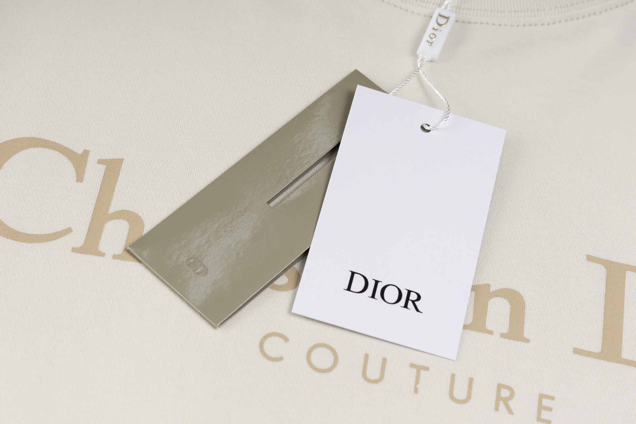 💰130 DIOR/迪奥 2025 SS 新款Cistian Couture渐变字母印花短袖T恤
✅本市场No.1的质量 真正天花板品质
✅全部原版开发注意细节图 避免被盗图商家混发 
✅正确280g定织定染36支双纱纯棉面料 柔软透气舒适不缩水不变形 不起球
✅进口环保材料康丽数码印花机印花 色牢度好 透气性更好无胶质感
✅定染螺纹 不变形 无色差 超重工艺 区别市场通货
这里解释一下为什么我比别人贵一点，

1.看似是简单的印花或绣花 其实一点都不简单 10000%进口机还原 不是嘴上说 欢迎对比同行

2.每款均为公司出品 细节做工面料均和正品一致. 保证和专柜无色差. 复刻不可怕 谁假谁尴尬。复刻不丢人 复刻还买不到正确版本才丢人。

3.注意螺纹领口均为360G原版领口 领口宽度和柜柜精确到毫米 厚领口不易变形 高档货领口孤独都是还原柜柜 区别世面大领口普通垃圾短袖印个印花 上身锁骨都漏出来 就敢自称高版本 麻烦长长心吧 买过正品或者见过正品的客户 再拿我家货 都会回头下单 这就是质量 这就是品质 

4.定制辅料 领标 洗水唛 吊牌 包装 真正还原柜台  区别世面清一色通货主麦水洗麦的快餐货 

5.注意做工 领口处针脚 无折叠 顺畅自然没重叠线 真正还原 这是多少人都做不到的 

6.面料采用280g专用36支双纱 面料没人可以做的比我家更好 和市面上的普通版本真的没办法比 尊重一下 好歹也是正品几千元的东西 真的别去穿地摊货质量

7.做工全方位还原 包装全方位还原 成本巨高

8. 我在这里作出保证这是你能找到的最高品质 
货号：K208853
尺码：XS-S-M-L （正确版本尺码很大）
         XS    S    M     L
胸围109  113  117  121
肩宽46    48   50   52
衣长72    74   76   78
袖长24    25  26   27