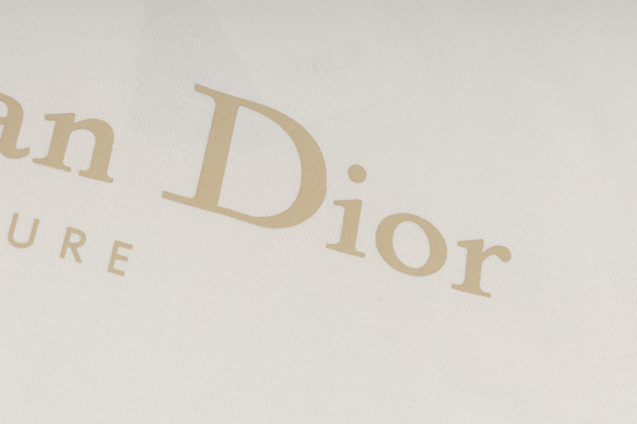 💰130 DIOR/迪奥 2025 SS 新款Cistian Couture渐变字母印花短袖T恤
✅本市场No.1的质量 真正天花板品质
✅全部原版开发注意细节图 避免被盗图商家混发 
✅正确280g定织定染36支双纱纯棉面料 柔软透气舒适不缩水不变形 不起球
✅进口环保材料康丽数码印花机印花 色牢度好 透气性更好无胶质感
✅定染螺纹 不变形 无色差 超重工艺 区别市场通货
这里解释一下为什么我比别人贵一点，

1.看似是简单的印花或绣花 其实一点都不简单 10000%进口机还原 不是嘴上说 欢迎对比同行

2.每款均为公司出品 细节做工面料均和正品一致. 保证和专柜无色差. 复刻不可怕 谁假谁尴尬。复刻不丢人 复刻还买不到正确版本才丢人。

3.注意螺纹领口均为360G原版领口 领口宽度和柜柜精确到毫米 厚领口不易变形 高档货领口孤独都是还原柜柜 区别世面大领口普通垃圾短袖印个印花 上身锁骨都漏出来 就敢自称高版本 麻烦长长心吧 买过正品或者见过正品的客户 再拿我家货 都会回头下单 这就是质量 这就是品质 

4.定制辅料 领标 洗水唛 吊牌 包装 真正还原柜台  区别世面清一色通货主麦水洗麦的快餐货 

5.注意做工 领口处针脚 无折叠 顺畅自然没重叠线 真正还原 这是多少人都做不到的 

6.面料采用280g专用36支双纱 面料没人可以做的比我家更好 和市面上的普通版本真的没办法比 尊重一下 好歹也是正品几千元的东西 真的别去穿地摊货质量

7.做工全方位还原 包装全方位还原 成本巨高

8. 我在这里作出保证这是你能找到的最高品质 
货号：K208853
尺码：XS-S-M-L （正确版本尺码很大）
         XS    S    M     L
胸围109  113  117  121
肩宽46    48   50   52
衣长72    74   76   78
袖长24    25  26   27