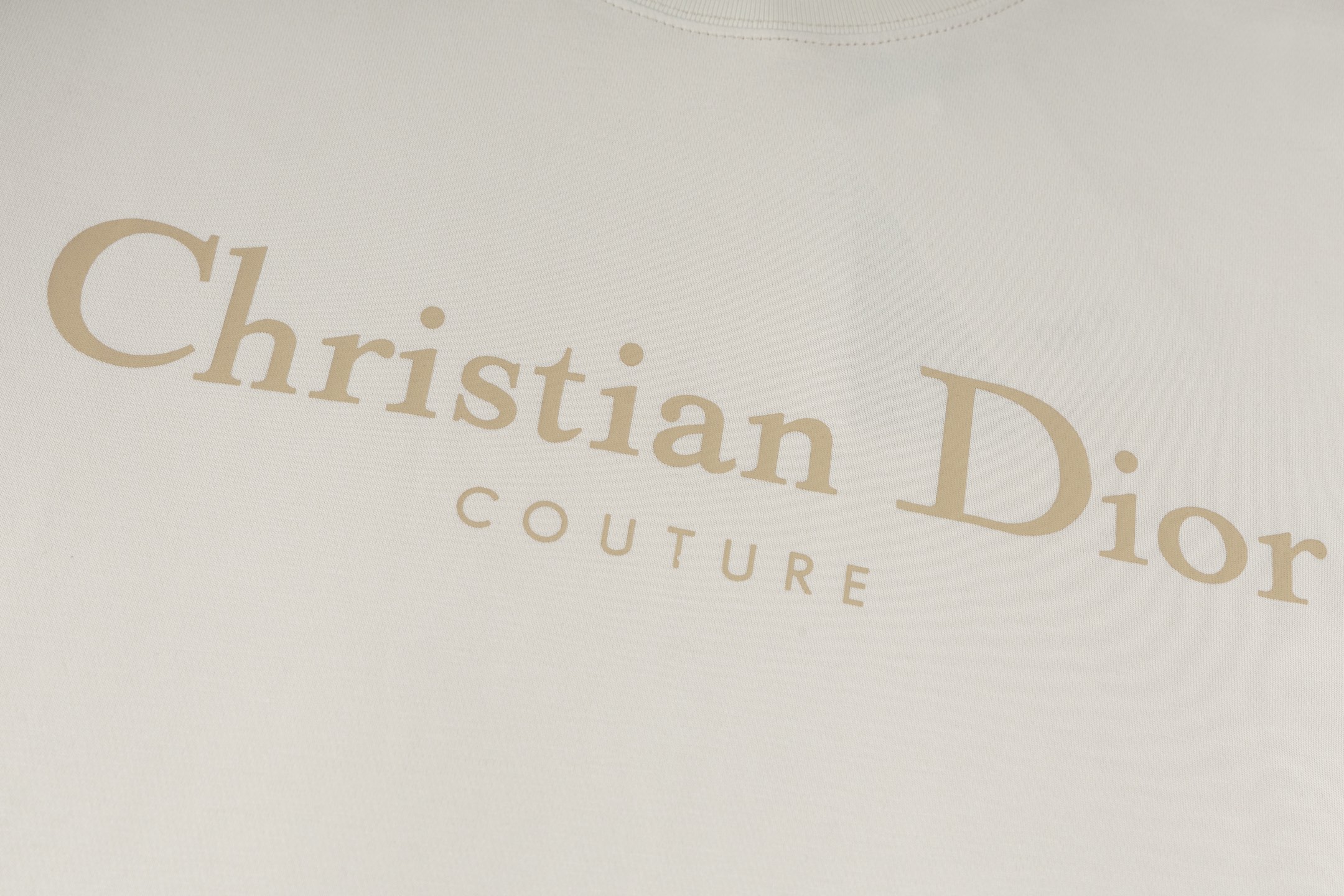 💰130 DIOR/迪奥 2025 SS 新款Cistian Couture渐变字母印花短袖T恤
✅本市场No.1的质量 真正天花板品质
✅全部原版开发注意细节图 避免被盗图商家混发 
✅正确280g定织定染36支双纱纯棉面料 柔软透气舒适不缩水不变形 不起球
✅进口环保材料康丽数码印花机印花 色牢度好 透气性更好无胶质感
✅定染螺纹 不变形 无色差 超重工艺 区别市场通货
这里解释一下为什么我比别人贵一点，

1.看似是简单的印花或绣花 其实一点都不简单 10000%进口机还原 不是嘴上说 欢迎对比同行

2.每款均为公司出品 细节做工面料均和正品一致. 保证和专柜无色差. 复刻不可怕 谁假谁尴尬。复刻不丢人 复刻还买不到正确版本才丢人。

3.注意螺纹领口均为360G原版领口 领口宽度和柜柜精确到毫米 厚领口不易变形 高档货领口孤独都是还原柜柜 区别世面大领口普通垃圾短袖印个印花 上身锁骨都漏出来 就敢自称高版本 麻烦长长心吧 买过正品或者见过正品的客户 再拿我家货 都会回头下单 这就是质量 这就是品质 

4.定制辅料 领标 洗水唛 吊牌 包装 真正还原柜台  区别世面清一色通货主麦水洗麦的快餐货 

5.注意做工 领口处针脚 无折叠 顺畅自然没重叠线 真正还原 这是多少人都做不到的 

6.面料采用280g专用36支双纱 面料没人可以做的比我家更好 和市面上的普通版本真的没办法比 尊重一下 好歹也是正品几千元的东西 真的别去穿地摊货质量

7.做工全方位还原 包装全方位还原 成本巨高

8. 我在这里作出保证这是你能找到的最高品质 
货号：K208853
尺码：XS-S-M-L （正确版本尺码很大）
         XS    S    M     L
胸围109  113  117  121
肩宽46    48   50   52
衣长72    74   76   78
袖长24    25  26   27