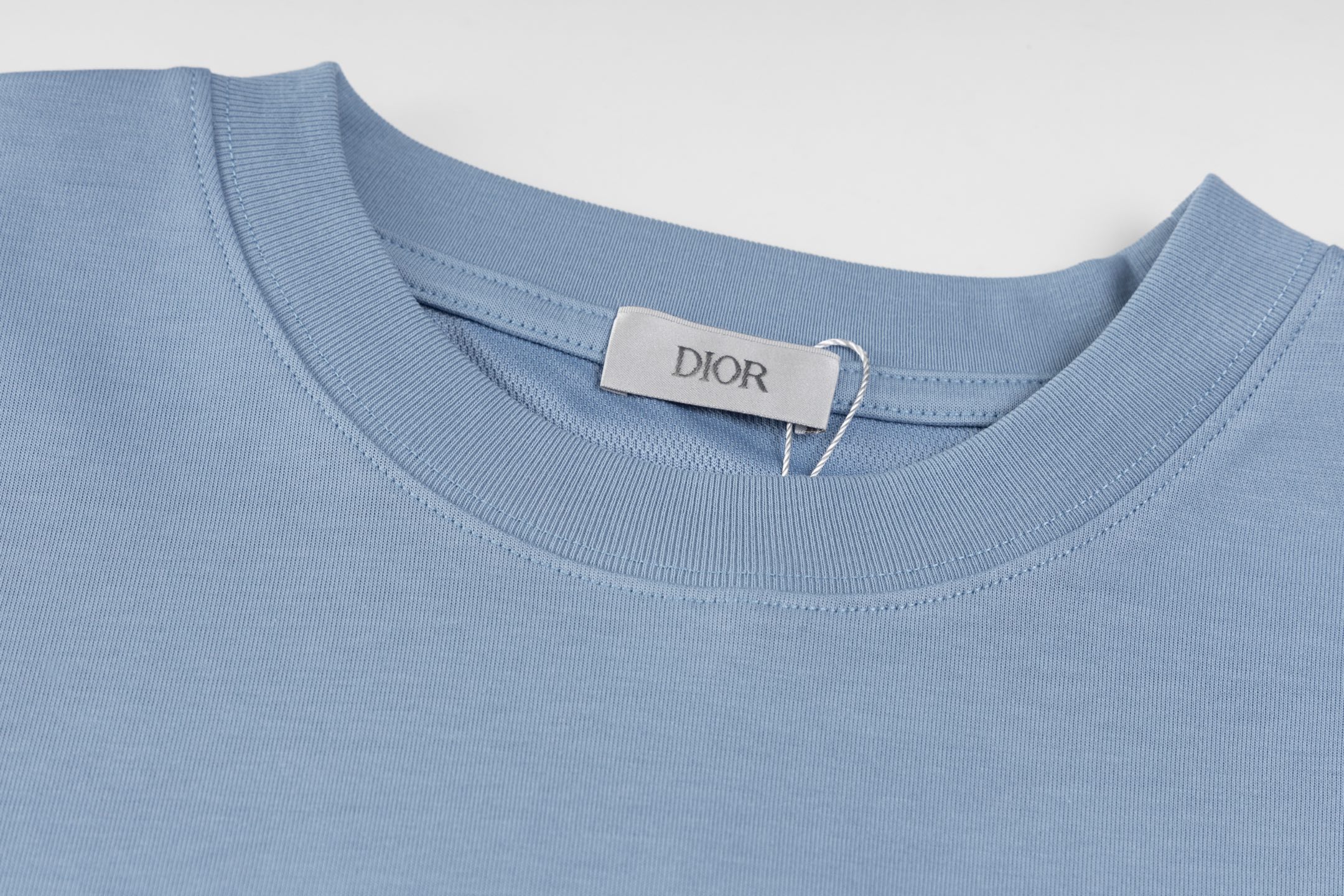 💰130 DIOR/迪奥 2025 SS 新款Cistian Couture渐变字母印花短袖T恤
✅本市场No.1的质量 真正天花板品质
✅全部原版开发注意细节图 避免被盗图商家混发 
✅正确280g定织定染36支双纱纯棉面料 柔软透气舒适不缩水不变形 不起球
✅进口环保材料康丽数码印花机印花 色牢度好 透气性更好无胶质感
✅定染螺纹 不变形 无色差 超重工艺 区别市场通货
这里解释一下为什么我比别人贵一点，

1.看似是简单的印花或绣花 其实一点都不简单 10000%进口机还原 不是嘴上说 欢迎对比同行

2.每款均为公司出品 细节做工面料均和正品一致. 保证和专柜无色差. 复刻不可怕 谁假谁尴尬。复刻不丢人 复刻还买不到正确版本才丢人。

3.注意螺纹领口均为360G原版领口 领口宽度和柜柜精确到毫米 厚领口不易变形 高档货领口孤独都是还原柜柜 区别世面大领口普通垃圾短袖印个印花 上身锁骨都漏出来 就敢自称高版本 麻烦长长心吧 买过正品或者见过正品的客户 再拿我家货 都会回头下单 这就是质量 这就是品质 

4.定制辅料 领标 洗水唛 吊牌 包装 真正还原柜台  区别世面清一色通货主麦水洗麦的快餐货 

5.注意做工 领口处针脚 无折叠 顺畅自然没重叠线 真正还原 这是多少人都做不到的 

6.面料采用280g专用36支双纱 面料没人可以做的比我家更好 和市面上的普通版本真的没办法比 尊重一下 好歹也是正品几千元的东西 真的别去穿地摊货质量

7.做工全方位还原 包装全方位还原 成本巨高

8. 我在这里作出保证这是你能找到的最高品质 
货号：K208853
尺码：XS-S-M-L （正确版本尺码很大）
         XS    S    M     L
胸围109  113  117  121
肩宽46    48   50   52
衣长72    74   76   78
袖长24    25  26   27
