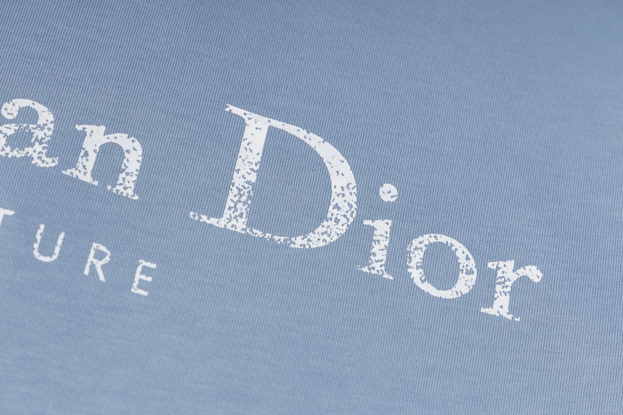 💰130 DIOR/迪奥 2025 SS 新款Cistian Couture渐变字母印花短袖T恤
✅本市场No.1的质量 真正天花板品质
✅全部原版开发注意细节图 避免被盗图商家混发 
✅正确280g定织定染36支双纱纯棉面料 柔软透气舒适不缩水不变形 不起球
✅进口环保材料康丽数码印花机印花 色牢度好 透气性更好无胶质感
✅定染螺纹 不变形 无色差 超重工艺 区别市场通货
这里解释一下为什么我比别人贵一点，

1.看似是简单的印花或绣花 其实一点都不简单 10000%进口机还原 不是嘴上说 欢迎对比同行

2.每款均为公司出品 细节做工面料均和正品一致. 保证和专柜无色差. 复刻不可怕 谁假谁尴尬。复刻不丢人 复刻还买不到正确版本才丢人。

3.注意螺纹领口均为360G原版领口 领口宽度和柜柜精确到毫米 厚领口不易变形 高档货领口孤独都是还原柜柜 区别世面大领口普通垃圾短袖印个印花 上身锁骨都漏出来 就敢自称高版本 麻烦长长心吧 买过正品或者见过正品的客户 再拿我家货 都会回头下单 这就是质量 这就是品质 

4.定制辅料 领标 洗水唛 吊牌 包装 真正还原柜台  区别世面清一色通货主麦水洗麦的快餐货 

5.注意做工 领口处针脚 无折叠 顺畅自然没重叠线 真正还原 这是多少人都做不到的 

6.面料采用280g专用36支双纱 面料没人可以做的比我家更好 和市面上的普通版本真的没办法比 尊重一下 好歹也是正品几千元的东西 真的别去穿地摊货质量

7.做工全方位还原 包装全方位还原 成本巨高

8. 我在这里作出保证这是你能找到的最高品质 
货号：K208853
尺码：XS-S-M-L （正确版本尺码很大）
         XS    S    M     L
胸围109  113  117  121
肩宽46    48   50   52
衣长72    74   76   78
袖长24    25  26   27