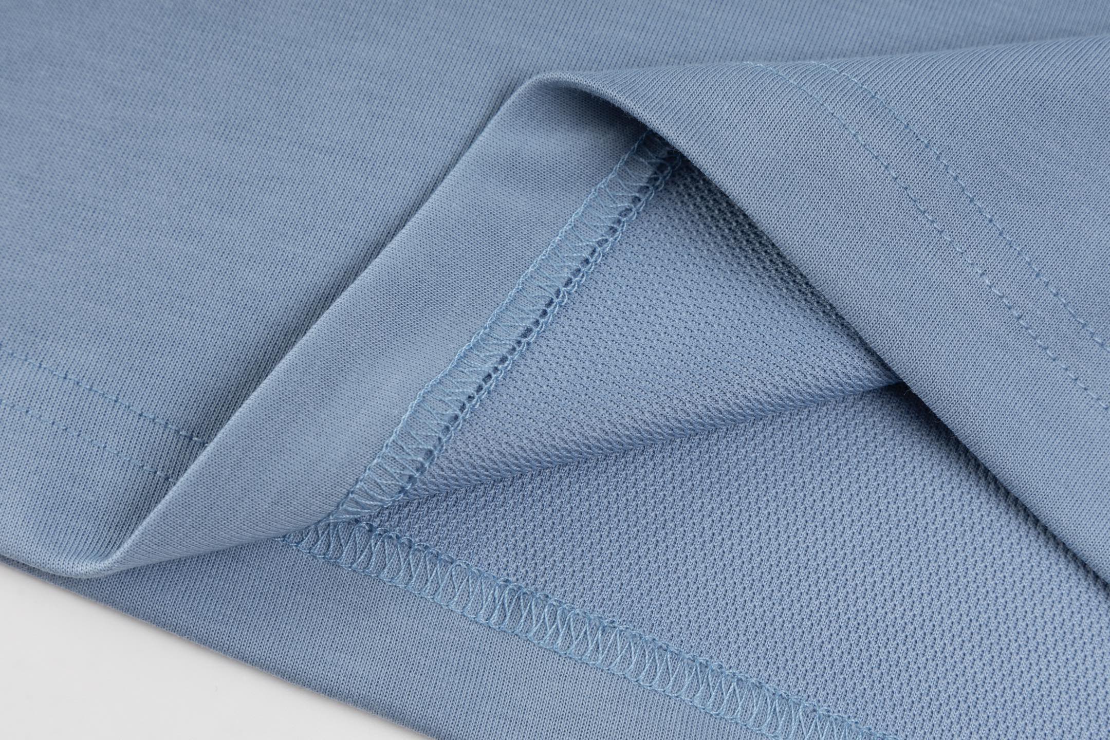 💰130 DIOR/迪奥 2025 SS 新款Cistian Couture渐变字母印花短袖T恤
✅本市场No.1的质量 真正天花板品质
✅全部原版开发注意细节图 避免被盗图商家混发 
✅正确280g定织定染36支双纱纯棉面料 柔软透气舒适不缩水不变形 不起球
✅进口环保材料康丽数码印花机印花 色牢度好 透气性更好无胶质感
✅定染螺纹 不变形 无色差 超重工艺 区别市场通货
这里解释一下为什么我比别人贵一点，

1.看似是简单的印花或绣花 其实一点都不简单 10000%进口机还原 不是嘴上说 欢迎对比同行

2.每款均为公司出品 细节做工面料均和正品一致. 保证和专柜无色差. 复刻不可怕 谁假谁尴尬。复刻不丢人 复刻还买不到正确版本才丢人。

3.注意螺纹领口均为360G原版领口 领口宽度和柜柜精确到毫米 厚领口不易变形 高档货领口孤独都是还原柜柜 区别世面大领口普通垃圾短袖印个印花 上身锁骨都漏出来 就敢自称高版本 麻烦长长心吧 买过正品或者见过正品的客户 再拿我家货 都会回头下单 这就是质量 这就是品质 

4.定制辅料 领标 洗水唛 吊牌 包装 真正还原柜台  区别世面清一色通货主麦水洗麦的快餐货 

5.注意做工 领口处针脚 无折叠 顺畅自然没重叠线 真正还原 这是多少人都做不到的 

6.面料采用280g专用36支双纱 面料没人可以做的比我家更好 和市面上的普通版本真的没办法比 尊重一下 好歹也是正品几千元的东西 真的别去穿地摊货质量

7.做工全方位还原 包装全方位还原 成本巨高

8. 我在这里作出保证这是你能找到的最高品质 
货号：K208853
尺码：XS-S-M-L （正确版本尺码很大）
         XS    S    M     L
胸围109  113  117  121
肩宽46    48   50   52
衣长72    74   76   78
袖长24    25  26   27