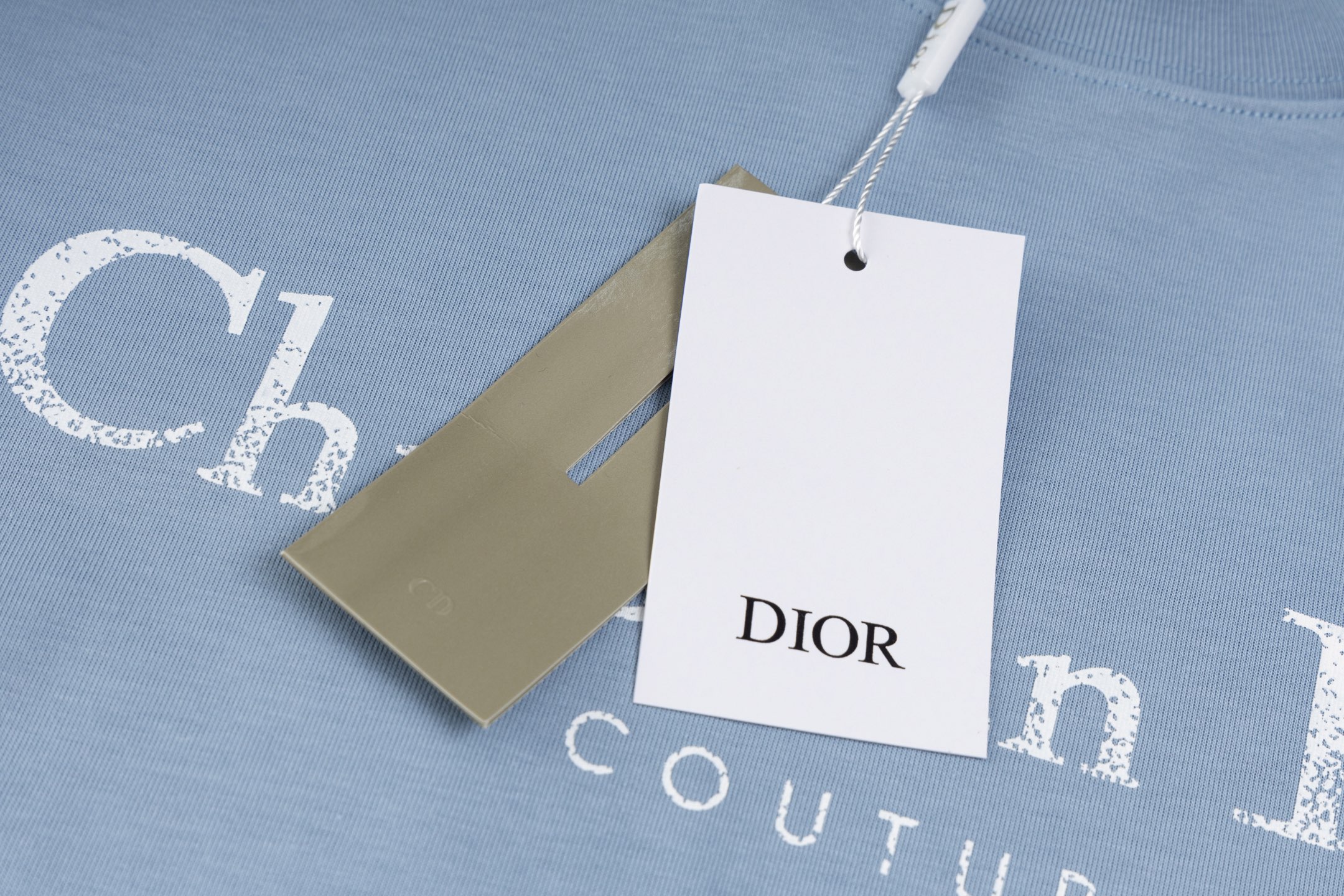 💰130 DIOR/迪奥 2025 SS 新款Cistian Couture渐变字母印花短袖T恤
✅本市场No.1的质量 真正天花板品质
✅全部原版开发注意细节图 避免被盗图商家混发 
✅正确280g定织定染36支双纱纯棉面料 柔软透气舒适不缩水不变形 不起球
✅进口环保材料康丽数码印花机印花 色牢度好 透气性更好无胶质感
✅定染螺纹 不变形 无色差 超重工艺 区别市场通货
这里解释一下为什么我比别人贵一点，

1.看似是简单的印花或绣花 其实一点都不简单 10000%进口机还原 不是嘴上说 欢迎对比同行

2.每款均为公司出品 细节做工面料均和正品一致. 保证和专柜无色差. 复刻不可怕 谁假谁尴尬。复刻不丢人 复刻还买不到正确版本才丢人。

3.注意螺纹领口均为360G原版领口 领口宽度和柜柜精确到毫米 厚领口不易变形 高档货领口孤独都是还原柜柜 区别世面大领口普通垃圾短袖印个印花 上身锁骨都漏出来 就敢自称高版本 麻烦长长心吧 买过正品或者见过正品的客户 再拿我家货 都会回头下单 这就是质量 这就是品质 

4.定制辅料 领标 洗水唛 吊牌 包装 真正还原柜台  区别世面清一色通货主麦水洗麦的快餐货 

5.注意做工 领口处针脚 无折叠 顺畅自然没重叠线 真正还原 这是多少人都做不到的 

6.面料采用280g专用36支双纱 面料没人可以做的比我家更好 和市面上的普通版本真的没办法比 尊重一下 好歹也是正品几千元的东西 真的别去穿地摊货质量

7.做工全方位还原 包装全方位还原 成本巨高

8. 我在这里作出保证这是你能找到的最高品质 
货号：K208853
尺码：XS-S-M-L （正确版本尺码很大）
         XS    S    M     L
胸围109  113  117  121
肩宽46    48   50   52
衣长72    74   76   78
袖长24    25  26   27