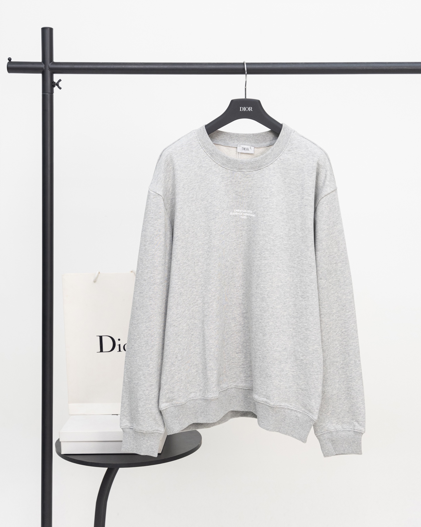 💰140【顶级版本.官网品质】
DIOR迪奥 Montaigne 小字圆领卫衣

面料：26S双纱、底10S绒纱/ 380g
罗纹：21S双纱 / 380g 

这款Montaigne 卫衣是二零二五冬季男装系列新品，彰显Dior 传承。采用轻盈的黑色棉质起绒面料精心制作，胸前饰以Dior Montaigne 印花。休闲剪裁，可与牛仔裤搭配，打造精致的休闲造型。

棉质起绒卫衣面料是一种由全棉制成的针织面料，通过拉绒、起毛等工艺使面料表面形成一层短短的绒毛。这种面料的优点在于质地柔软、透气性好、吸湿性好、不起静电，同时还具有一定的弹性，可以很好地保持衣物的形状。此外，棉质起绒毛圈卫衣面料还具有很好的保暖性能，可以有效地锁住温度，保持温暖。

款号：8863#
颜色：黑色 灰色
尺码：S M L XL