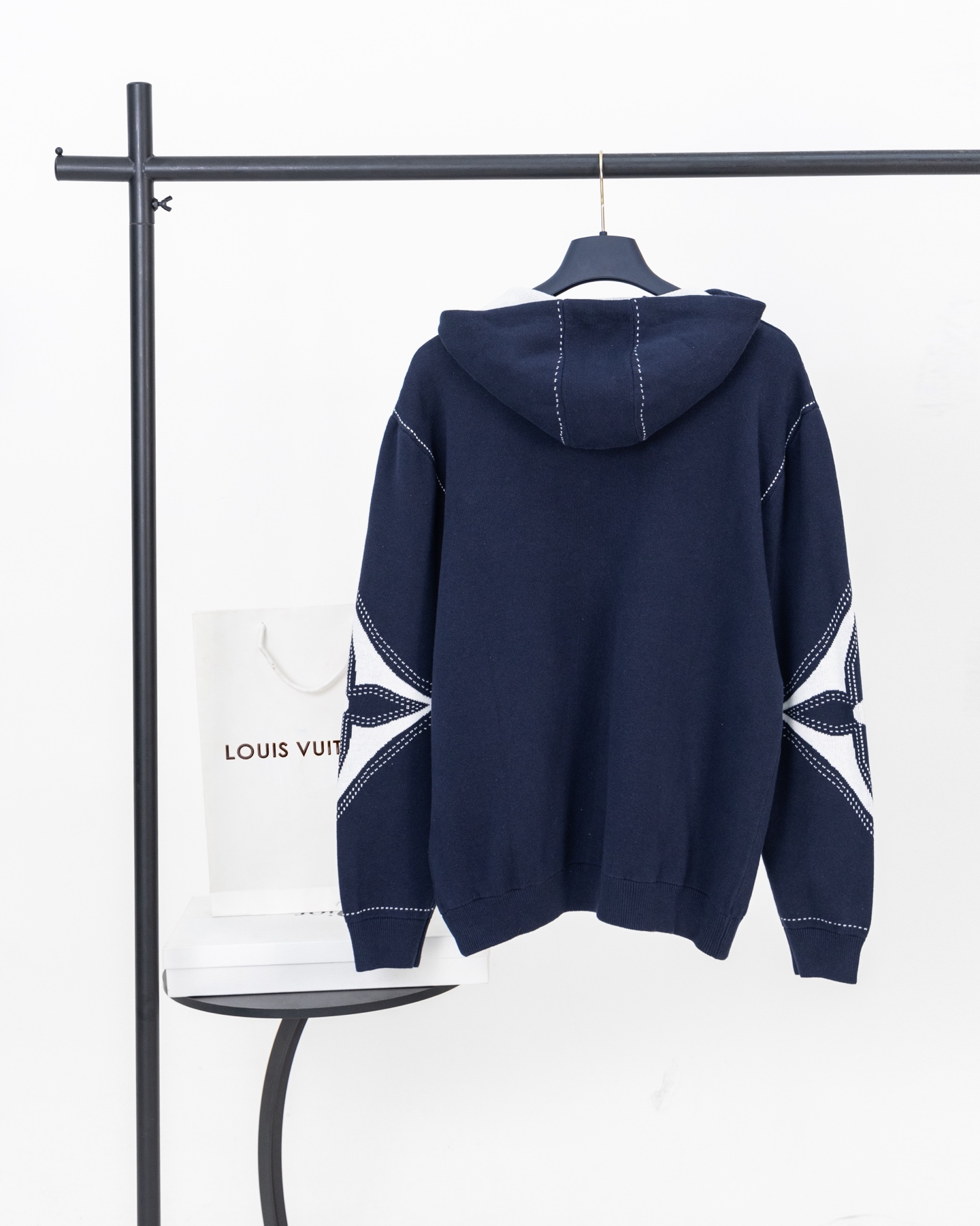 💰245【顶级版本.官网品质】
LOUIS VUITTON*路易威登
LV  针织嵌花拉链开衫外套

面料：采用纯棉毛纱，定织碳化黑毛纱使衣服色光更加呈现出亮光黑效果。
工艺：成衣洗水固定版型增加手感。
工艺：该款采用14针进口机器织出，提花工艺打板6次才完美复刻而成。
辅料：拉链采用电镀黄铜色，拉牙采用欧款拉牙，

这款黑色棉质拉链运动衫采用精致的嵌花工艺，虚线营造出缝合和刺绣的错觉。正面饰有对比鲜明的LV首字母，而超大Mo nogram 花朵则为肘部增添了图形感。这款服装具有休闲时尚的魅力，可以为服装增添一层舒适的温暖。
面料:100%棉颜色:黑色和白色胸前镶嵌LV缩写
肘部镶嵌大型Monogram 花朵。
连帽配有抽绳，金属末端刻有LV首字母拉链开合和拉头刻有LV缩写肋骨上带有压花效果的条纹图案大侧袋常规版型。

款号：9606#
颜色：黑色 蓝色
尺码：S M L XL