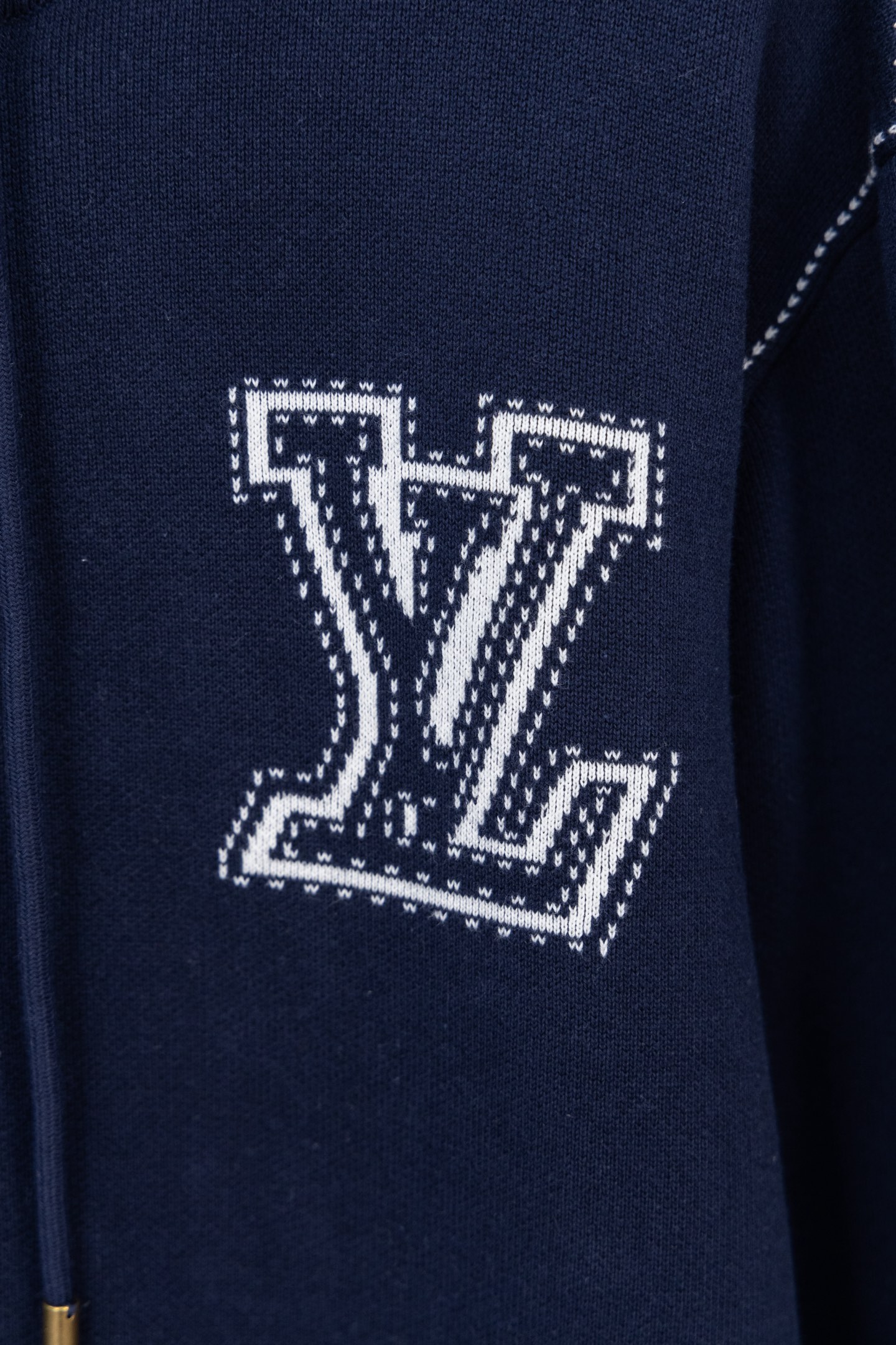 💰245【顶级版本.官网品质】
LOUIS VUITTON*路易威登
LV  针织嵌花拉链开衫外套

面料：采用纯棉毛纱，定织碳化黑毛纱使衣服色光更加呈现出亮光黑效果。
工艺：成衣洗水固定版型增加手感。
工艺：该款采用14针进口机器织出，提花工艺打板6次才完美复刻而成。
辅料：拉链采用电镀黄铜色，拉牙采用欧款拉牙，

这款黑色棉质拉链运动衫采用精致的嵌花工艺，虚线营造出缝合和刺绣的错觉。正面饰有对比鲜明的LV首字母，而超大Mo nogram 花朵则为肘部增添了图形感。这款服装具有休闲时尚的魅力，可以为服装增添一层舒适的温暖。
面料:100%棉颜色:黑色和白色胸前镶嵌LV缩写
肘部镶嵌大型Monogram 花朵。
连帽配有抽绳，金属末端刻有LV首字母拉链开合和拉头刻有LV缩写肋骨上带有压花效果的条纹图案大侧袋常规版型。

款号：9606#
颜色：黑色 蓝色
尺码：S M L XL