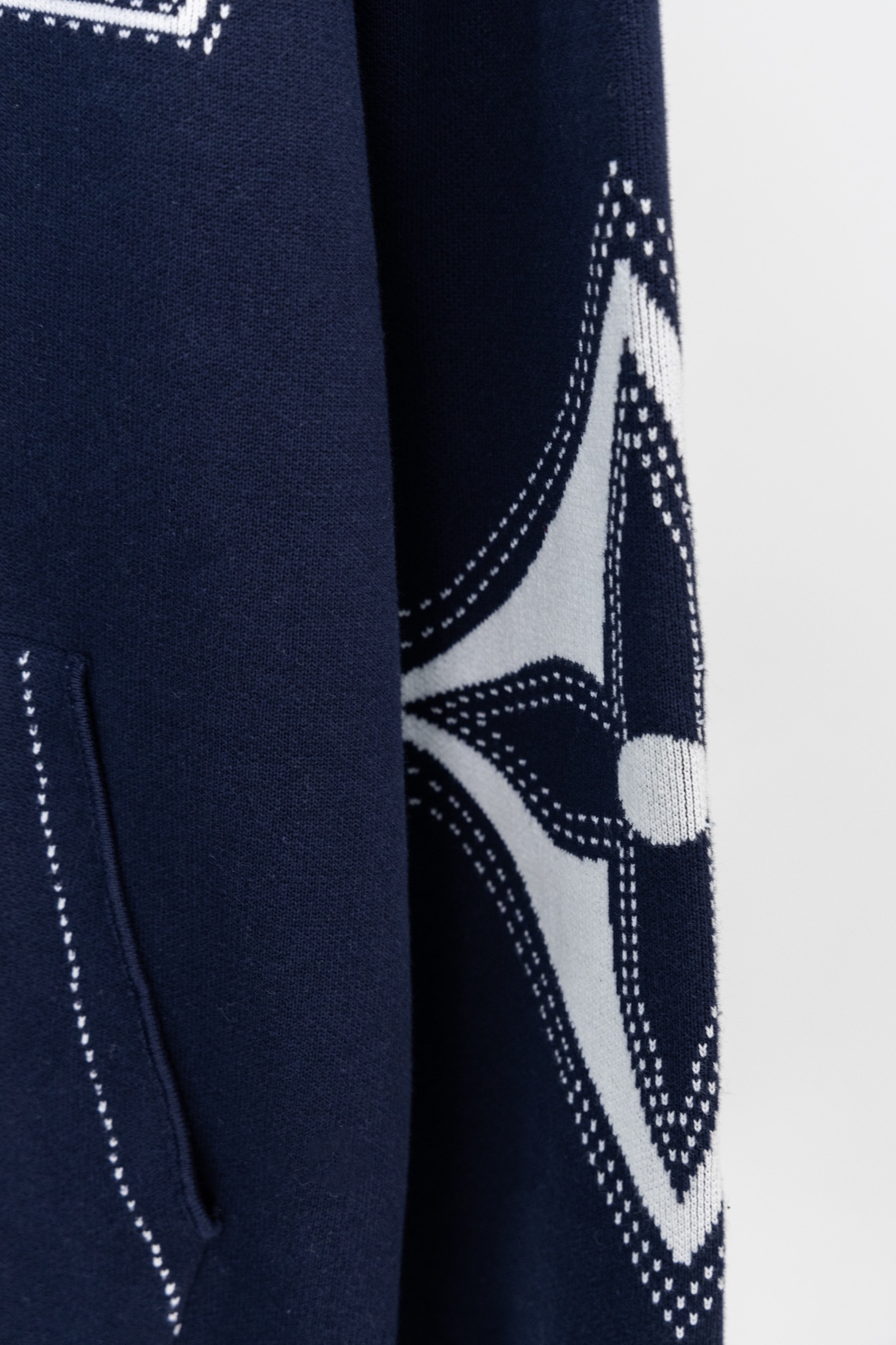 💰245【顶级版本.官网品质】
LOUIS VUITTON*路易威登
LV  针织嵌花拉链开衫外套

面料：采用纯棉毛纱，定织碳化黑毛纱使衣服色光更加呈现出亮光黑效果。
工艺：成衣洗水固定版型增加手感。
工艺：该款采用14针进口机器织出，提花工艺打板6次才完美复刻而成。
辅料：拉链采用电镀黄铜色，拉牙采用欧款拉牙，

这款黑色棉质拉链运动衫采用精致的嵌花工艺，虚线营造出缝合和刺绣的错觉。正面饰有对比鲜明的LV首字母，而超大Mo nogram 花朵则为肘部增添了图形感。这款服装具有休闲时尚的魅力，可以为服装增添一层舒适的温暖。
面料:100%棉颜色:黑色和白色胸前镶嵌LV缩写
肘部镶嵌大型Monogram 花朵。
连帽配有抽绳，金属末端刻有LV首字母拉链开合和拉头刻有LV缩写肋骨上带有压花效果的条纹图案大侧袋常规版型。

款号：9606#
颜色：黑色 蓝色
尺码：S M L XL