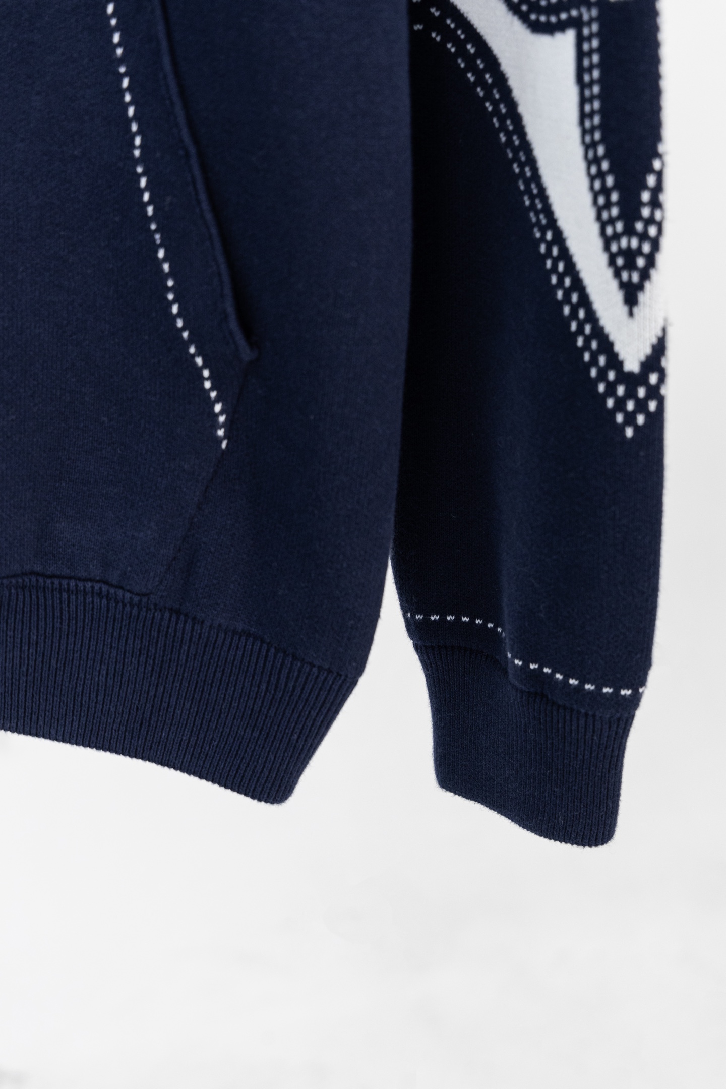 💰245【顶级版本.官网品质】
LOUIS VUITTON*路易威登
LV  针织嵌花拉链开衫外套

面料：采用纯棉毛纱，定织碳化黑毛纱使衣服色光更加呈现出亮光黑效果。
工艺：成衣洗水固定版型增加手感。
工艺：该款采用14针进口机器织出，提花工艺打板6次才完美复刻而成。
辅料：拉链采用电镀黄铜色，拉牙采用欧款拉牙，

这款黑色棉质拉链运动衫采用精致的嵌花工艺，虚线营造出缝合和刺绣的错觉。正面饰有对比鲜明的LV首字母，而超大Mo nogram 花朵则为肘部增添了图形感。这款服装具有休闲时尚的魅力，可以为服装增添一层舒适的温暖。
面料:100%棉颜色:黑色和白色胸前镶嵌LV缩写
肘部镶嵌大型Monogram 花朵。
连帽配有抽绳，金属末端刻有LV首字母拉链开合和拉头刻有LV缩写肋骨上带有压花效果的条纹图案大侧袋常规版型。

款号：9606#
颜色：黑色 蓝色
尺码：S M L XL