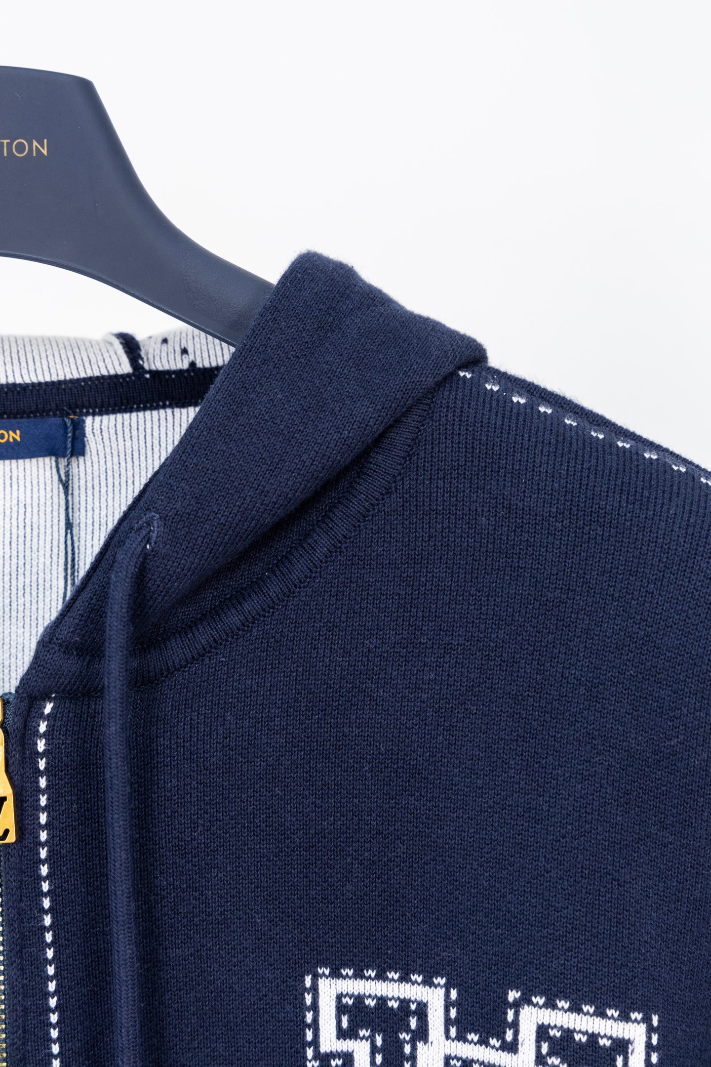 💰245【顶级版本.官网品质】
LOUIS VUITTON*路易威登
LV  针织嵌花拉链开衫外套

面料：采用纯棉毛纱，定织碳化黑毛纱使衣服色光更加呈现出亮光黑效果。
工艺：成衣洗水固定版型增加手感。
工艺：该款采用14针进口机器织出，提花工艺打板6次才完美复刻而成。
辅料：拉链采用电镀黄铜色，拉牙采用欧款拉牙，

这款黑色棉质拉链运动衫采用精致的嵌花工艺，虚线营造出缝合和刺绣的错觉。正面饰有对比鲜明的LV首字母，而超大Mo nogram 花朵则为肘部增添了图形感。这款服装具有休闲时尚的魅力，可以为服装增添一层舒适的温暖。
面料:100%棉颜色:黑色和白色胸前镶嵌LV缩写
肘部镶嵌大型Monogram 花朵。
连帽配有抽绳，金属末端刻有LV首字母拉链开合和拉头刻有LV缩写肋骨上带有压花效果的条纹图案大侧袋常规版型。

款号：9606#
颜色：黑色 蓝色
尺码：S M L XL