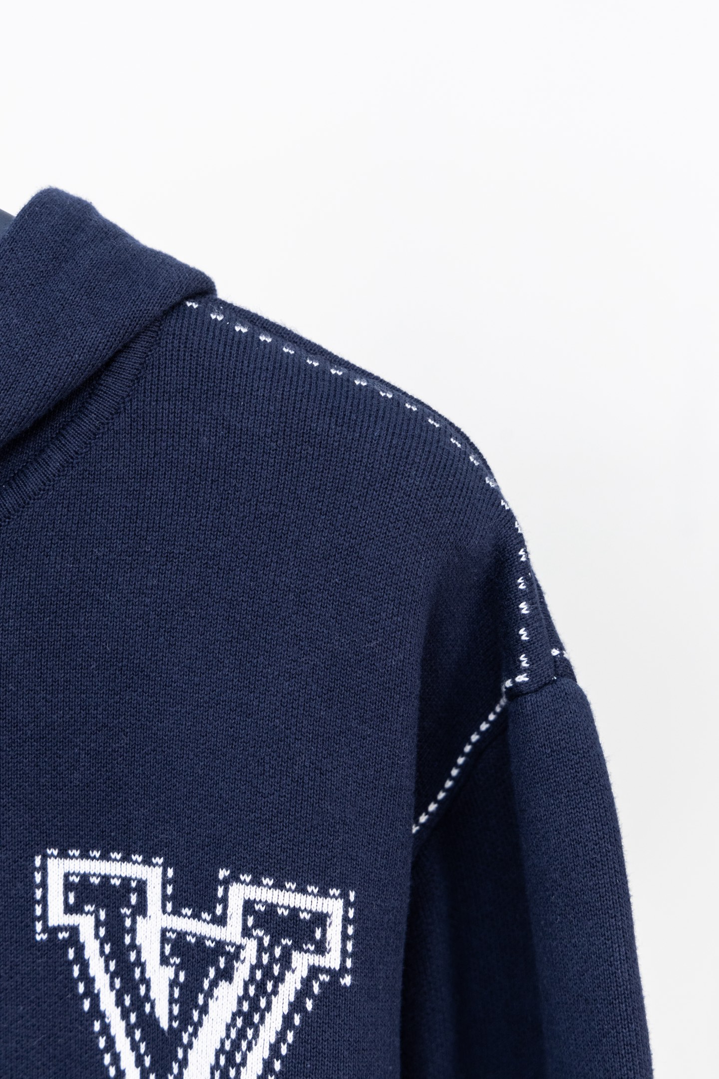 💰245【顶级版本.官网品质】
LOUIS VUITTON*路易威登
LV  针织嵌花拉链开衫外套

面料：采用纯棉毛纱，定织碳化黑毛纱使衣服色光更加呈现出亮光黑效果。
工艺：成衣洗水固定版型增加手感。
工艺：该款采用14针进口机器织出，提花工艺打板6次才完美复刻而成。
辅料：拉链采用电镀黄铜色，拉牙采用欧款拉牙，

这款黑色棉质拉链运动衫采用精致的嵌花工艺，虚线营造出缝合和刺绣的错觉。正面饰有对比鲜明的LV首字母，而超大Mo nogram 花朵则为肘部增添了图形感。这款服装具有休闲时尚的魅力，可以为服装增添一层舒适的温暖。
面料:100%棉颜色:黑色和白色胸前镶嵌LV缩写
肘部镶嵌大型Monogram 花朵。
连帽配有抽绳，金属末端刻有LV首字母拉链开合和拉头刻有LV缩写肋骨上带有压花效果的条纹图案大侧袋常规版型。

款号：9606#
颜色：黑色 蓝色
尺码：S M L XL