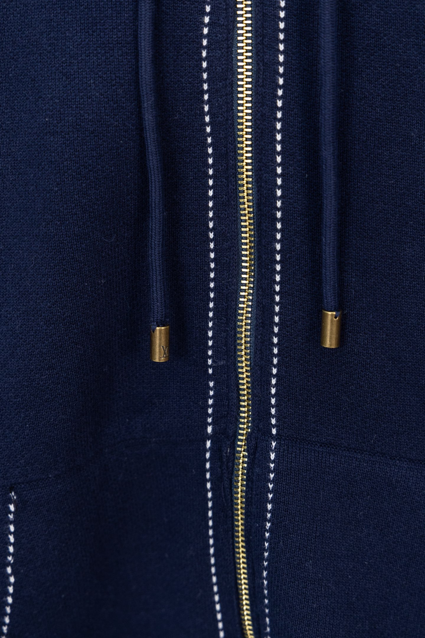 💰245【顶级版本.官网品质】
LOUIS VUITTON*路易威登
LV  针织嵌花拉链开衫外套

面料：采用纯棉毛纱，定织碳化黑毛纱使衣服色光更加呈现出亮光黑效果。
工艺：成衣洗水固定版型增加手感。
工艺：该款采用14针进口机器织出，提花工艺打板6次才完美复刻而成。
辅料：拉链采用电镀黄铜色，拉牙采用欧款拉牙，

这款黑色棉质拉链运动衫采用精致的嵌花工艺，虚线营造出缝合和刺绣的错觉。正面饰有对比鲜明的LV首字母，而超大Mo nogram 花朵则为肘部增添了图形感。这款服装具有休闲时尚的魅力，可以为服装增添一层舒适的温暖。
面料:100%棉颜色:黑色和白色胸前镶嵌LV缩写
肘部镶嵌大型Monogram 花朵。
连帽配有抽绳，金属末端刻有LV首字母拉链开合和拉头刻有LV缩写肋骨上带有压花效果的条纹图案大侧袋常规版型。

款号：9606#
颜色：黑色 蓝色
尺码：S M L XL