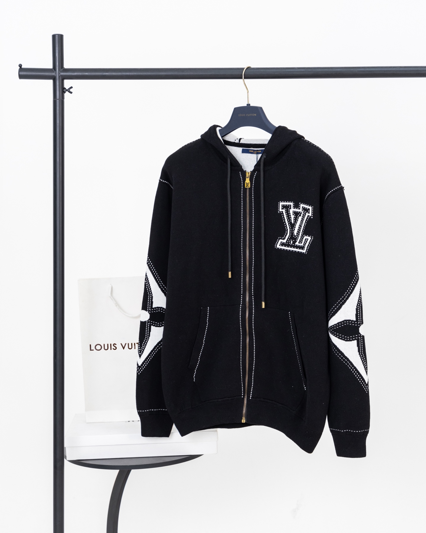 【顶级版本.官网品质】 LOUIS VUITTON*路易威登 LV 针织嵌花拉链开衫外套 面料:采用纯棉毛纱,定织碳化黑毛纱使衣服色光更加呈现出亮光黑效果. 工艺:成衣洗水固定版型增加手感. 工艺:该款采用14针进口机器织出,提花工艺打板6次才完美复刻而成. 辅料:拉链采用电镀黄铜色,拉牙采用欧款拉牙, 这款黑色棉质拉链运动衫采用精致的嵌花工艺,虚线营造出缝合和刺绣的错觉.正面饰有对比鲜明的LV首字母,而超大Mo nogram 花朵则为肘部增添了图形感.这款服装具有休闲时尚的魅力,可以为服装增添一层舒适的温暖. 面料:100%棉颜色:黑色和白色胸前镶嵌LV缩写 肘部镶嵌大型Monogram 花朵. 连帽配有抽绳,金属末端刻有LV首字母拉链开合和拉头刻有LV缩写肋骨上带有压花效果的条纹图案大侧袋常规版型. 款号:9606# 颜色:黑色 蓝色