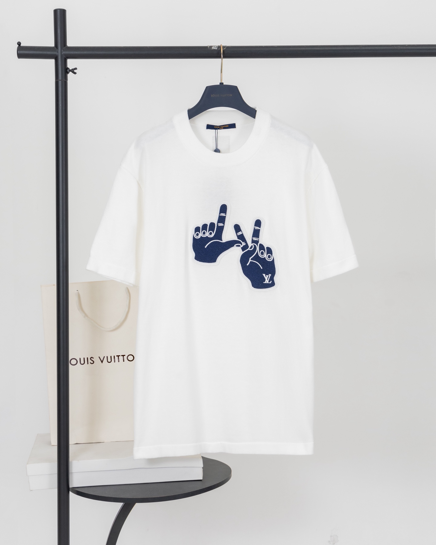 P95 [Versión superior. Calidad de tienda oficial] LOUIS VUITTON*Louis Vuitton LV Camiseta de manga corta con bordado de…