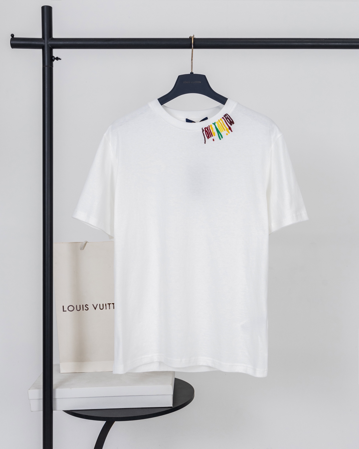 P85 【顶级版本.官网品质】 LOUIS VUITTON*路易威登 LV 团队彩标刺绣短袖T恤 面料：15S特纺紧密棉 / 230G 罗纹：32S 1×1罗纹 / 340G 紧密纺技术有效消除纱线毛羽，使纱体光洁、条干均匀，面料呈现微雾…