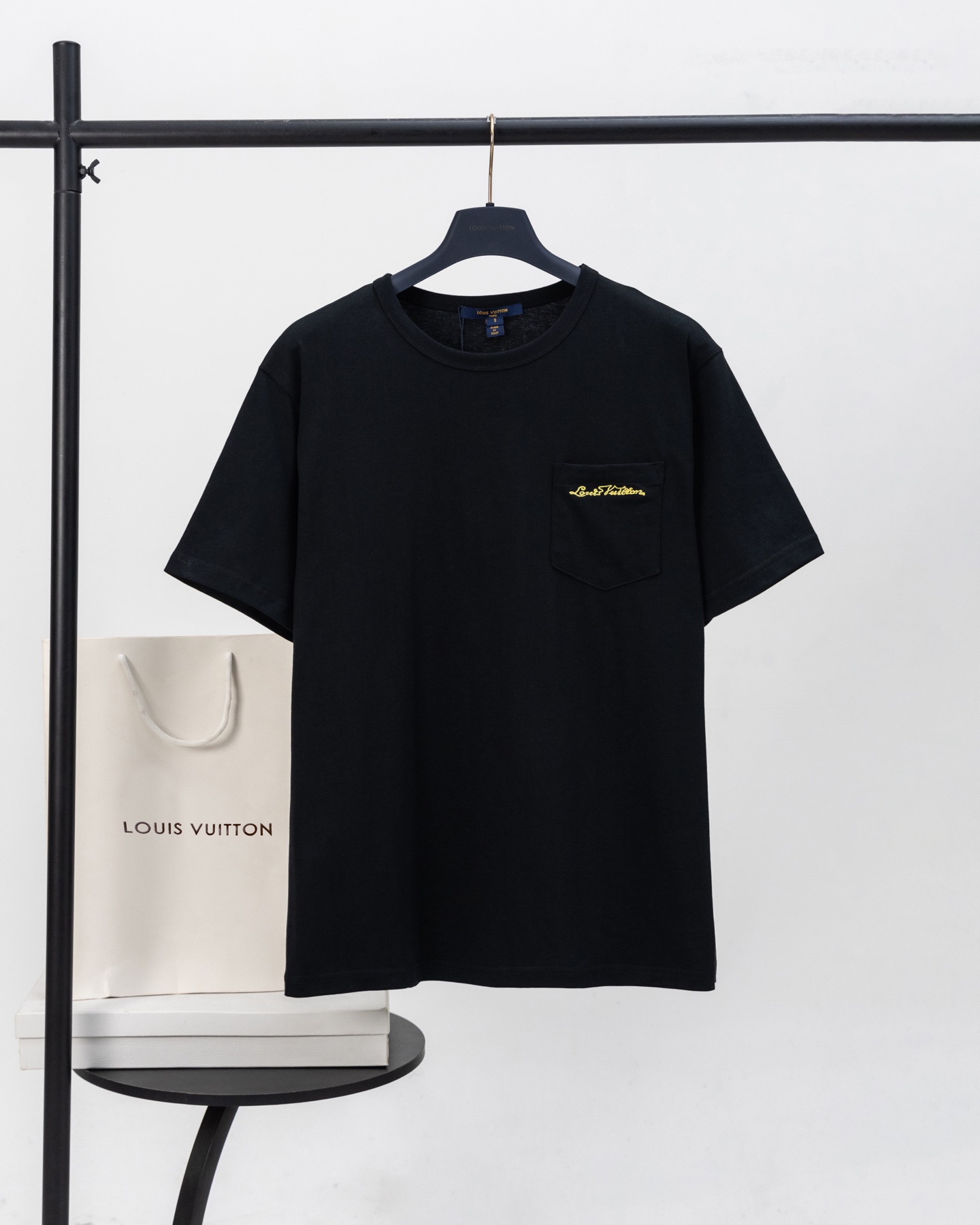 P80 【Versión de máxima calidad. Calidad de la web oficial】 LOUIS VUITTON*Louis Vuitton LV Camiseta de manga corta con b…