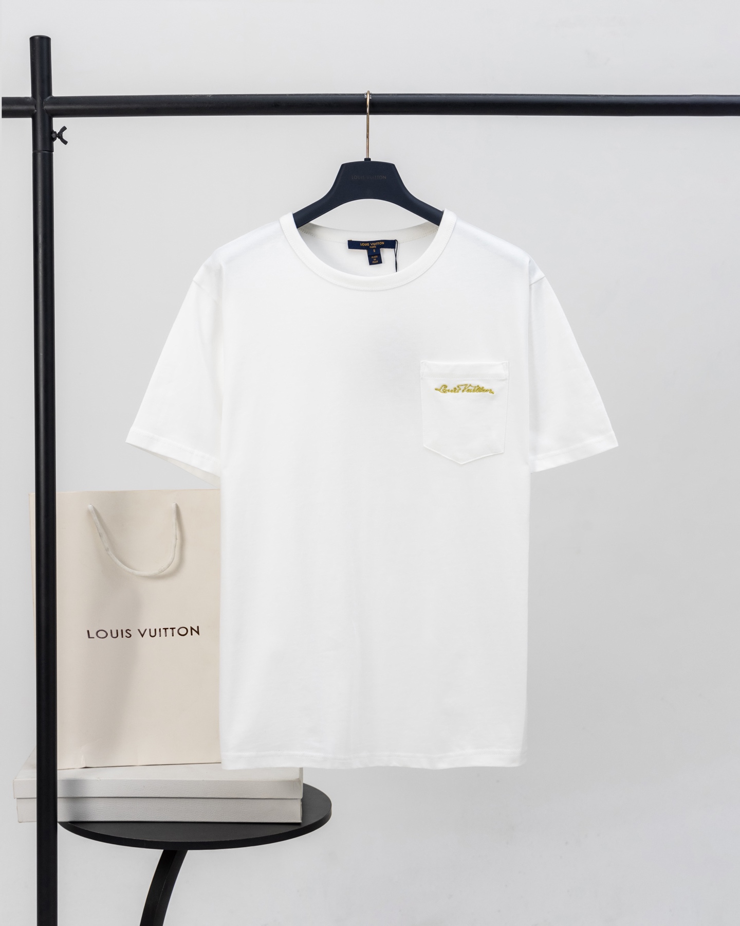 P80 【Versión de máxima calidad. Calidad de la web oficial】 LOUIS VUITTON*Louis Vuitton LV Camiseta de manga corta con b…