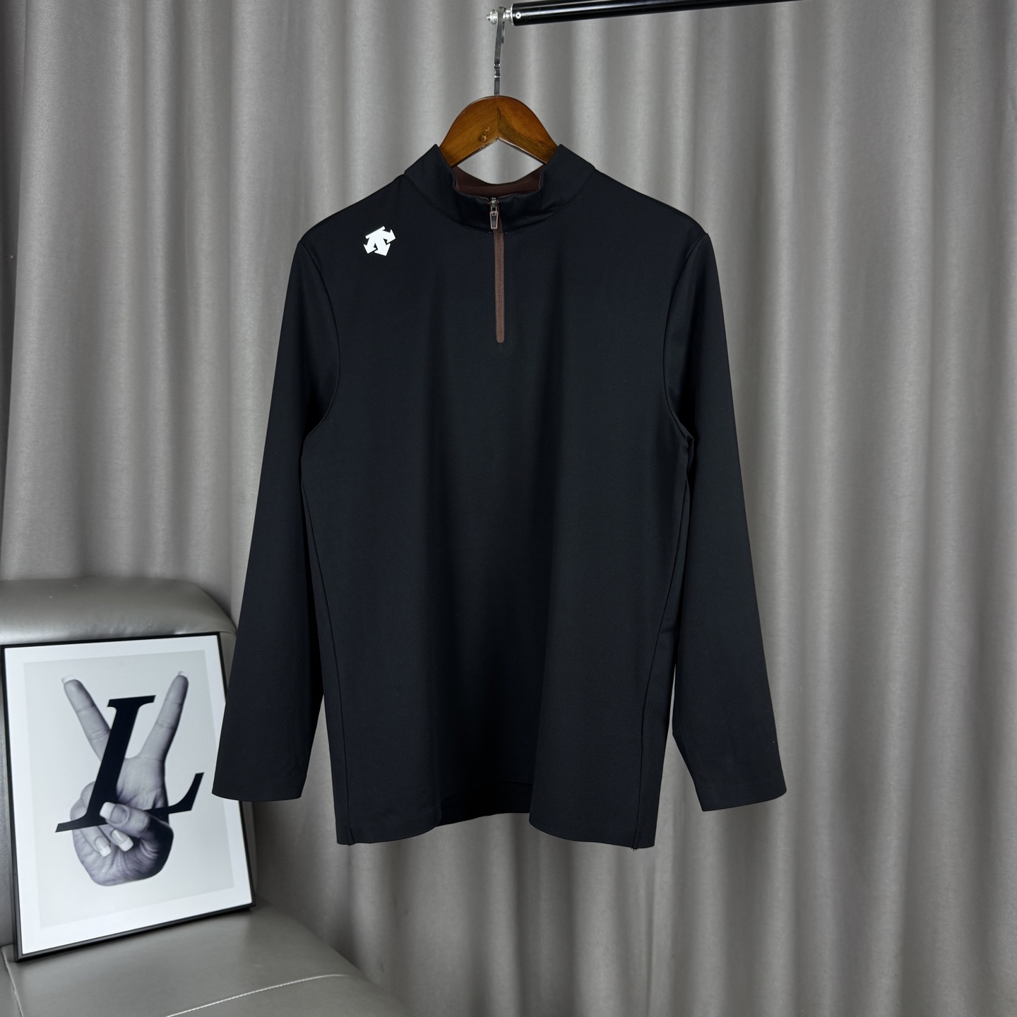 💰230
𝑫𝒆𝒔𝒄𝒆𝒏𝒕𝒆 迪桑特经典春秋款半拉链立领立体硅胶小logo纯色抓绒长袖打底衫
-全套1:1定制辅料➕定制三标➕Yuan版吊牌➕logo包装袋
-面料采用定制科技功能性磨毛薄绒面料,耐洗不易变形,面料超级柔软亲肤,秋天可以单穿,冬天可以打底,半拉链立领设计好看又实用,保暖又不会闷热,右肩经典立体硅胶logo搭配纯色整体,低调大气,整件衣服做工走线工整严密,上身非常时尚且百搭,最大可穿200斤!
-颜色:曜石黑 穹灰色
-尺码:M-4XL(详情见图九)