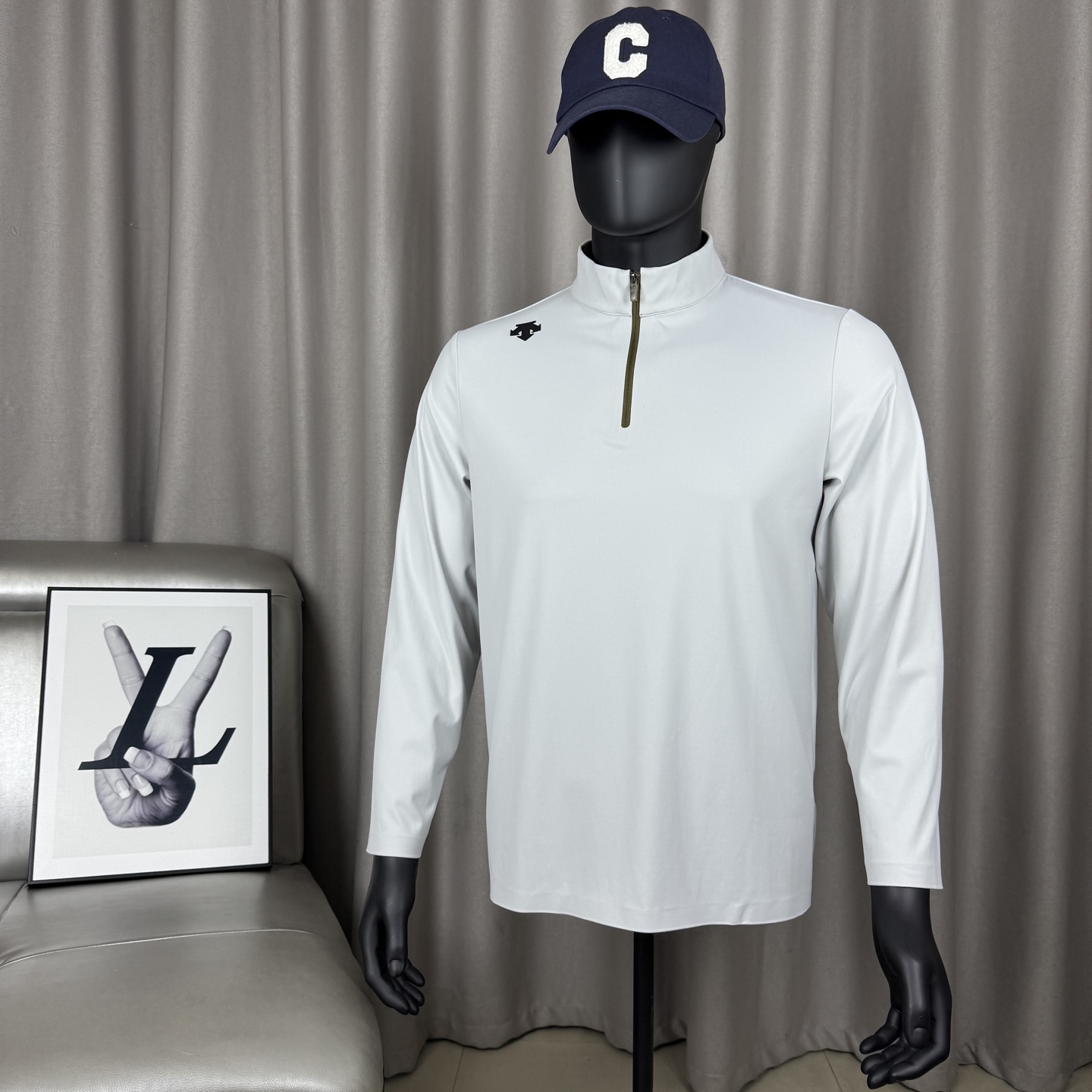 💰230
𝑫𝒆𝒔𝒄𝒆𝒏𝒕𝒆 迪桑特经典春秋款半拉链立领立体硅胶小logo纯色抓绒长袖打底衫
-全套1:1定制辅料➕定制三标➕Yuan版吊牌➕logo包装袋
-面料采用定制科技功能性磨毛薄绒面料,耐洗不易变形,面料超级柔软亲肤,秋天可以单穿,冬天可以打底,半拉链立领设计好看又实用,保暖又不会闷热,右肩经典立体硅胶logo搭配纯色整体,低调大气,整件衣服做工走线工整严密,上身非常时尚且百搭,最大可穿200斤!
-颜色:曜石黑 穹灰色
-尺码:M-4XL(详情见图九)