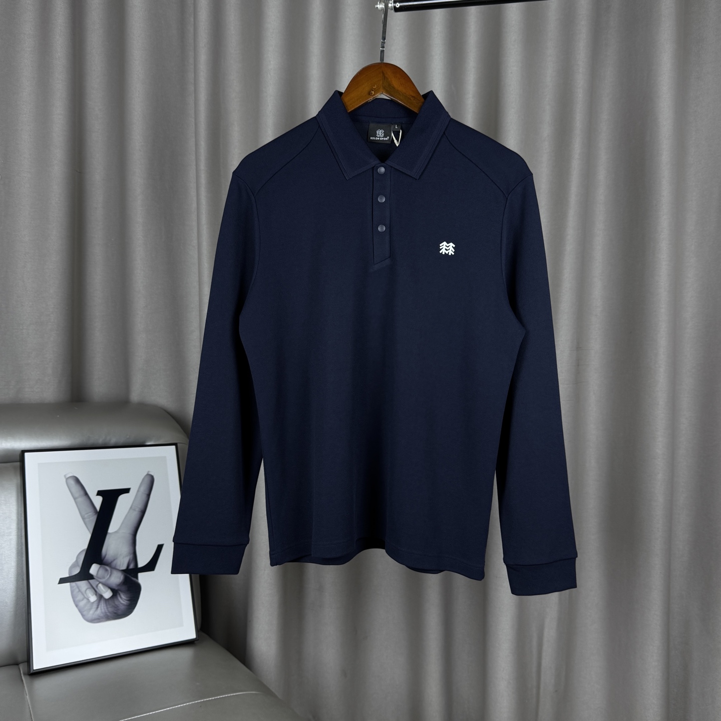 💰220
𝑲𝒐𝒍𝒐𝒏 𝑺𝒑𝒐𝒓𝒕 可隆经典春秋款按扣无痕压胶小logo编织翻领polo衫长袖纯色打底衫
-全套1:1定制辅料➕定制三标➕Yuan版吊牌➕logo包装袋
-面料采用定织定染丝光珠地棉面料,上身柔软舒适,不容易变形,透气蜂窝网孔不会闷热,比普通针织布更透气更耐洗✅,左肩经典无痕压胶logo,编织条纹翻领搭配纯色整体,低调大气,整件衣服做工走线工整严密,上身非常时尚且百搭,最大可穿200斤!
-颜色:藏青色 奶杏白色
-尺码:M-4XL(详情见图九)