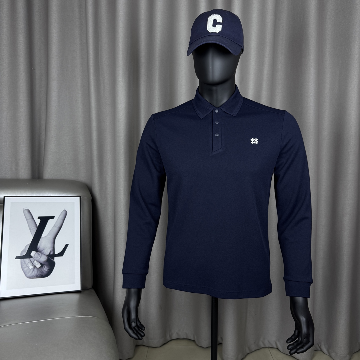 💰220
𝑲𝒐𝒍𝒐𝒏 𝑺𝒑𝒐𝒓𝒕 可隆经典春秋款按扣无痕压胶小logo编织翻领polo衫长袖纯色打底衫
-全套1:1定制辅料➕定制三标➕Yuan版吊牌➕logo包装袋
-面料采用定织定染丝光珠地棉面料,上身柔软舒适,不容易变形,透气蜂窝网孔不会闷热,比普通针织布更透气更耐洗✅,左肩经典无痕压胶logo,编织条纹翻领搭配纯色整体,低调大气,整件衣服做工走线工整严密,上身非常时尚且百搭,最大可穿200斤!
-颜色:藏青色 奶杏白色
-尺码:M-4XL(详情见图九)