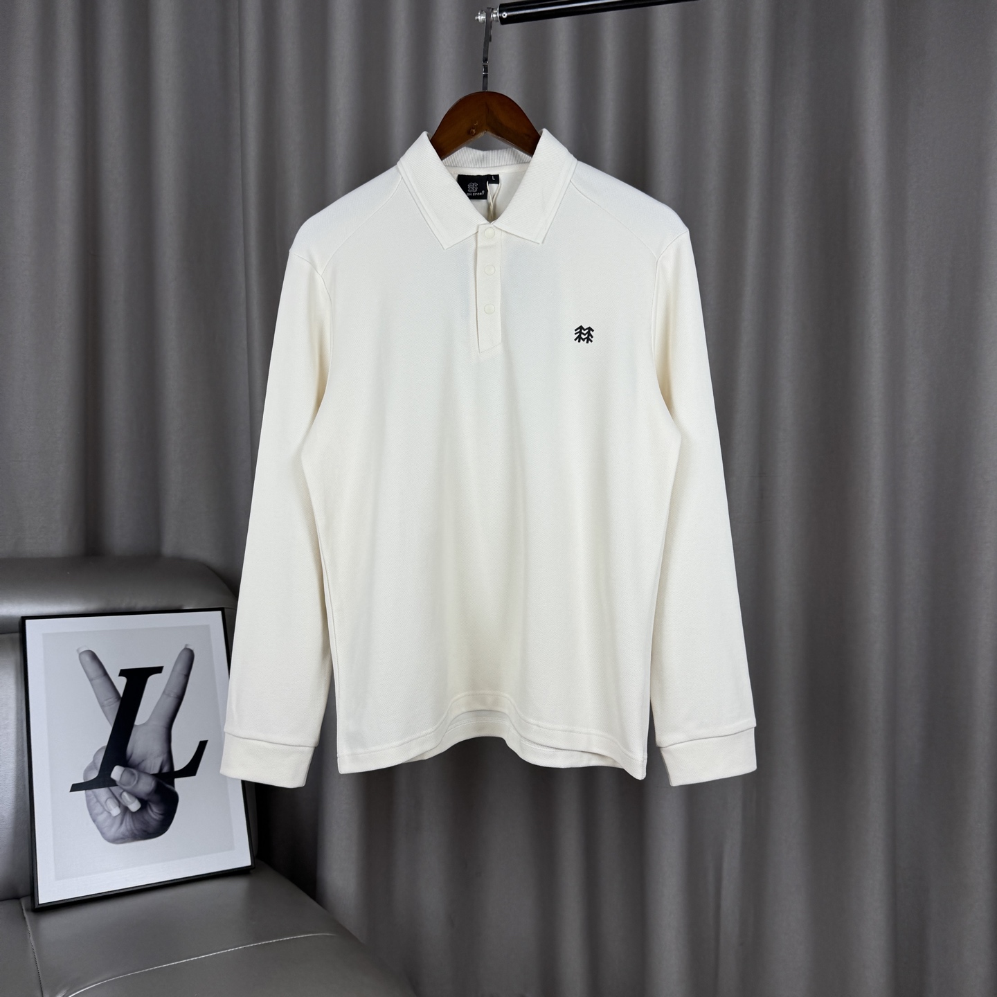 💰220
𝑲𝒐𝒍𝒐𝒏 𝑺𝒑𝒐𝒓𝒕 可隆经典春秋款按扣无痕压胶小logo编织翻领polo衫长袖纯色打底衫
-全套1:1定制辅料➕定制三标➕Yuan版吊牌➕logo包装袋
-面料采用定织定染丝光珠地棉面料,上身柔软舒适,不容易变形,透气蜂窝网孔不会闷热,比普通针织布更透气更耐洗✅,左肩经典无痕压胶logo,编织条纹翻领搭配纯色整体,低调大气,整件衣服做工走线工整严密,上身非常时尚且百搭,最大可穿200斤!
-颜色:藏青色 奶杏白色
-尺码:M-4XL(详情见图九)