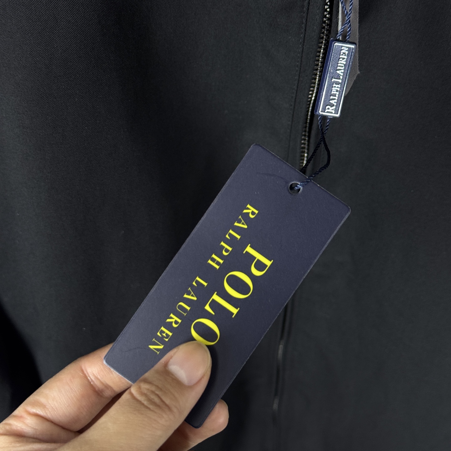 💰155    【独家臻品】
✔️𝑹𝒂𝒍𝒑𝒉 𝑳𝒂𝒖𝒓𝒆𝒏  拉夫劳伦经典皮标拉链刺绣小马翻领纽扣老钱风哈林顿行政夹克老干部外套

-全套1:1定制辅料➕定制三标➕Yuan版吊牌➕logo包装袋➕领标扫码进官网

-面料采用定制纯棉工装面料，上身挺拔有型，内里采用定制格纹里布，内里下摆有口袋，胸口绣花采用进口田岛绣花机，刺绣小马logo饱满立体，搭配纯色整体低调大气，袖口和下摆采用松紧螺纹，整件衣服做工走线工整严密，男生女生都可以轻松驾驭，领标上的二维码可直接扫码进官网✅。

-颜色：黑色   卡其色

-尺码：S-XL（详情见图九）