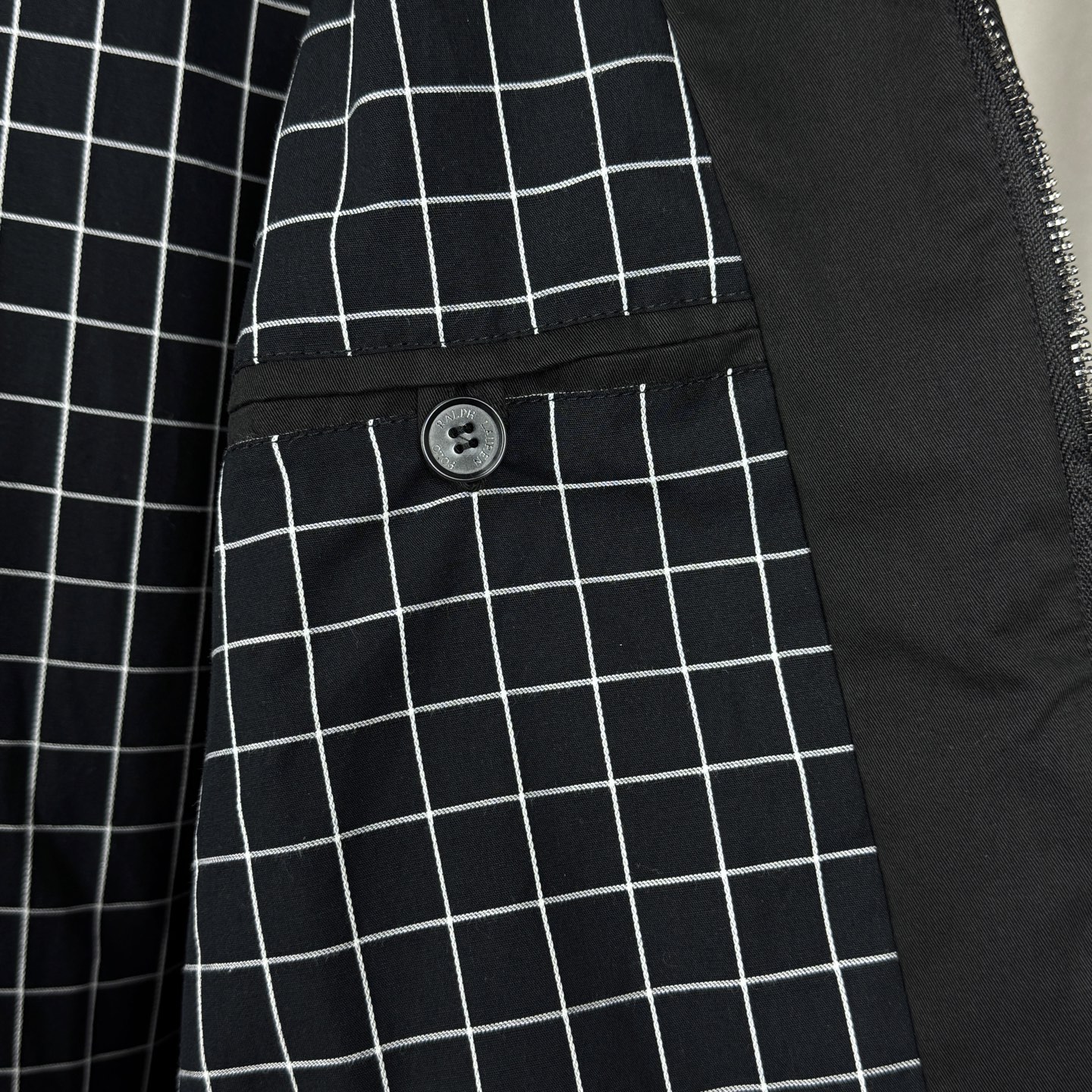 💰155    【独家臻品】
✔️𝑹𝒂𝒍𝒑𝒉 𝑳𝒂𝒖𝒓𝒆𝒏  拉夫劳伦经典皮标拉链刺绣小马翻领纽扣老钱风哈林顿行政夹克老干部外套

-全套1:1定制辅料➕定制三标➕Yuan版吊牌➕logo包装袋➕领标扫码进官网

-面料采用定制纯棉工装面料，上身挺拔有型，内里采用定制格纹里布，内里下摆有口袋，胸口绣花采用进口田岛绣花机，刺绣小马logo饱满立体，搭配纯色整体低调大气，袖口和下摆采用松紧螺纹，整件衣服做工走线工整严密，男生女生都可以轻松驾驭，领标上的二维码可直接扫码进官网✅。

-颜色：黑色   卡其色

-尺码：S-XL（详情见图九）