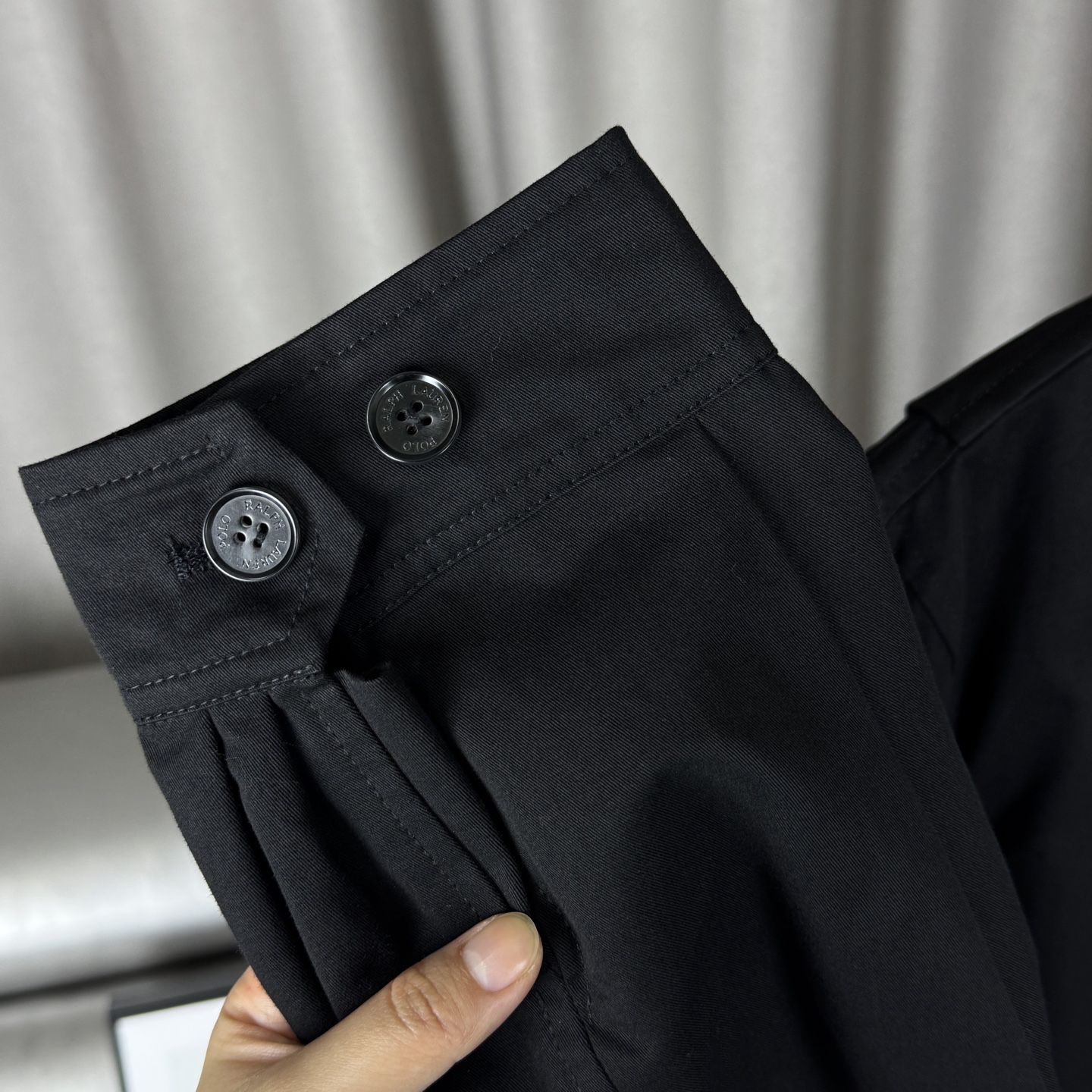 💰155    【独家臻品】
✔️𝑹𝒂𝒍𝒑𝒉 𝑳𝒂𝒖𝒓𝒆𝒏  拉夫劳伦经典皮标拉链刺绣小马翻领纽扣老钱风哈林顿行政夹克老干部外套

-全套1:1定制辅料➕定制三标➕Yuan版吊牌➕logo包装袋➕领标扫码进官网

-面料采用定制纯棉工装面料，上身挺拔有型，内里采用定制格纹里布，内里下摆有口袋，胸口绣花采用进口田岛绣花机，刺绣小马logo饱满立体，搭配纯色整体低调大气，袖口和下摆采用松紧螺纹，整件衣服做工走线工整严密，男生女生都可以轻松驾驭，领标上的二维码可直接扫码进官网✅。

-颜色：黑色   卡其色

-尺码：S-XL（详情见图九）