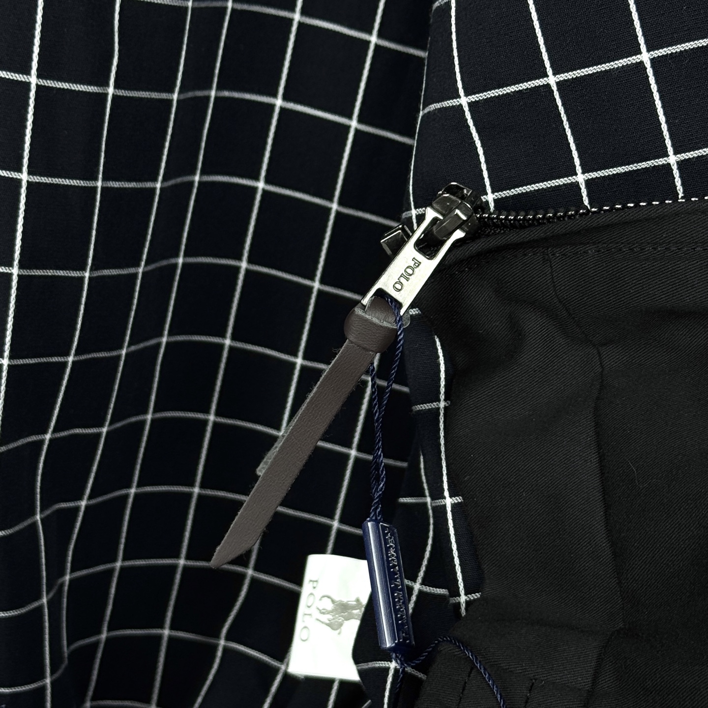 💰155    【独家臻品】
✔️𝑹𝒂𝒍𝒑𝒉 𝑳𝒂𝒖𝒓𝒆𝒏  拉夫劳伦经典皮标拉链刺绣小马翻领纽扣老钱风哈林顿行政夹克老干部外套

-全套1:1定制辅料➕定制三标➕Yuan版吊牌➕logo包装袋➕领标扫码进官网

-面料采用定制纯棉工装面料，上身挺拔有型，内里采用定制格纹里布，内里下摆有口袋，胸口绣花采用进口田岛绣花机，刺绣小马logo饱满立体，搭配纯色整体低调大气，袖口和下摆采用松紧螺纹，整件衣服做工走线工整严密，男生女生都可以轻松驾驭，领标上的二维码可直接扫码进官网✅。

-颜色：黑色   卡其色

-尺码：S-XL（详情见图九）