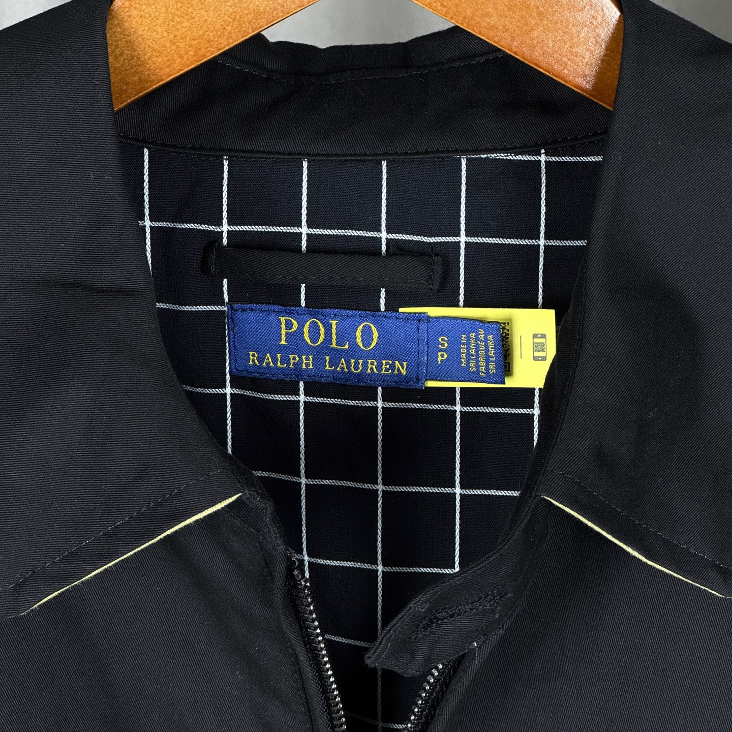 💰155    【独家臻品】
✔️𝑹𝒂𝒍𝒑𝒉 𝑳𝒂𝒖𝒓𝒆𝒏  拉夫劳伦经典皮标拉链刺绣小马翻领纽扣老钱风哈林顿行政夹克老干部外套

-全套1:1定制辅料➕定制三标➕Yuan版吊牌➕logo包装袋➕领标扫码进官网

-面料采用定制纯棉工装面料，上身挺拔有型，内里采用定制格纹里布，内里下摆有口袋，胸口绣花采用进口田岛绣花机，刺绣小马logo饱满立体，搭配纯色整体低调大气，袖口和下摆采用松紧螺纹，整件衣服做工走线工整严密，男生女生都可以轻松驾驭，领标上的二维码可直接扫码进官网✅。

-颜色：黑色   卡其色

-尺码：S-XL（详情见图九）