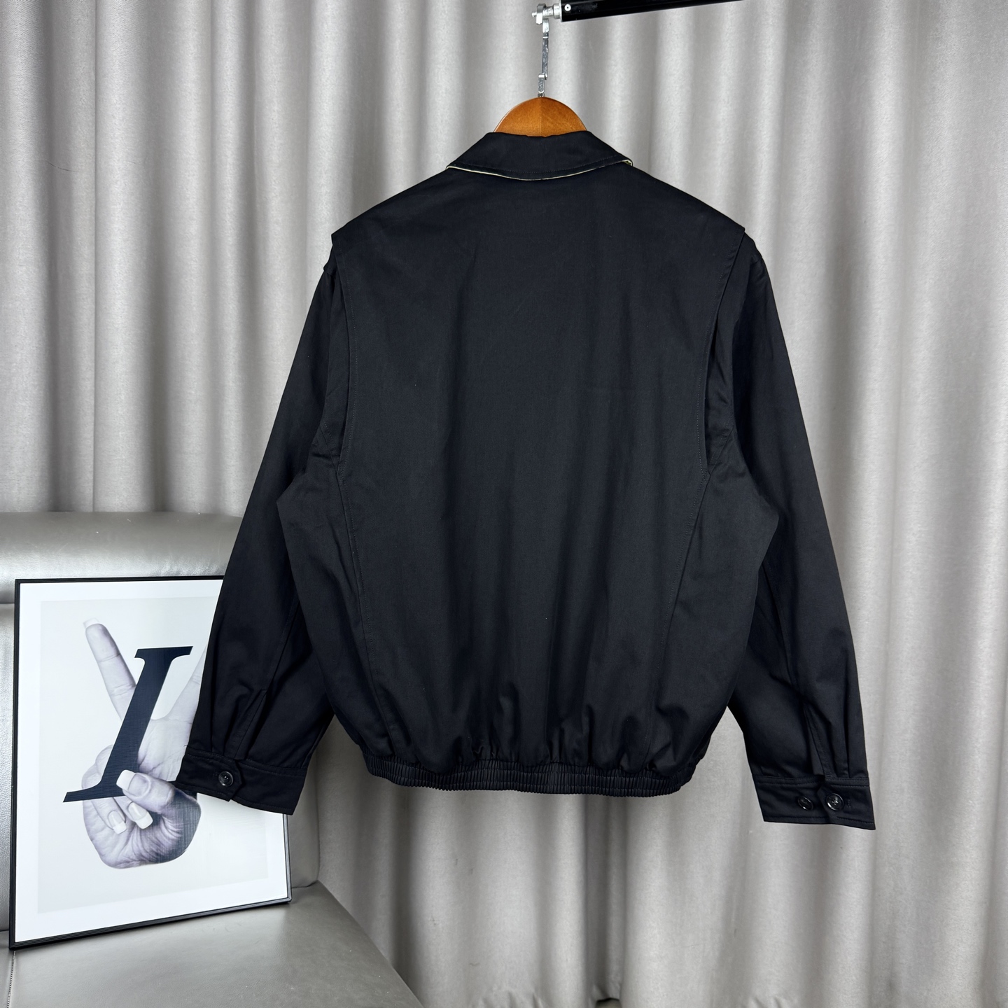 💰155    【独家臻品】
✔️𝑹𝒂𝒍𝒑𝒉 𝑳𝒂𝒖𝒓𝒆𝒏  拉夫劳伦经典皮标拉链刺绣小马翻领纽扣老钱风哈林顿行政夹克老干部外套

-全套1:1定制辅料➕定制三标➕Yuan版吊牌➕logo包装袋➕领标扫码进官网

-面料采用定制纯棉工装面料，上身挺拔有型，内里采用定制格纹里布，内里下摆有口袋，胸口绣花采用进口田岛绣花机，刺绣小马logo饱满立体，搭配纯色整体低调大气，袖口和下摆采用松紧螺纹，整件衣服做工走线工整严密，男生女生都可以轻松驾驭，领标上的二维码可直接扫码进官网✅。

-颜色：黑色   卡其色

-尺码：S-XL（详情见图九）