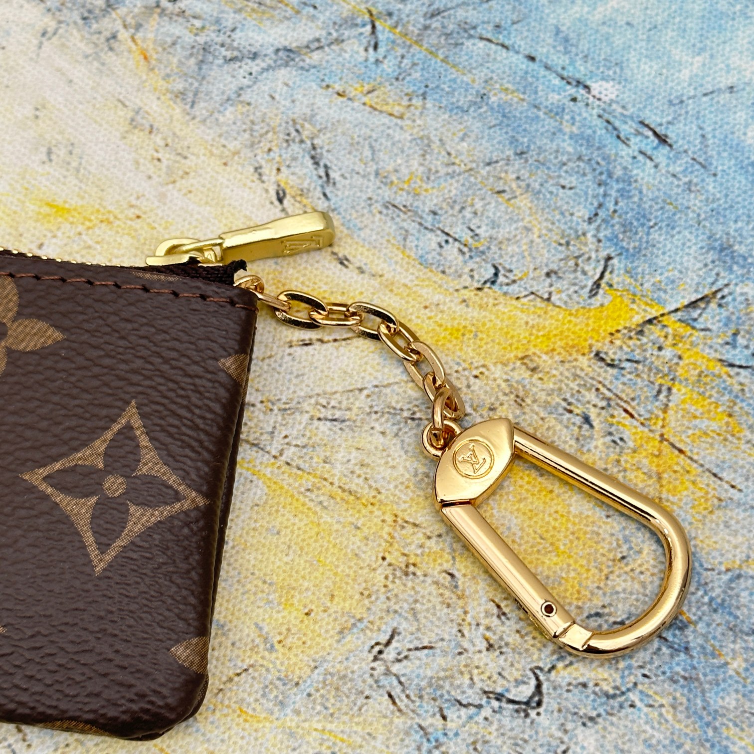 Equipped with a key hook that fastens securely to the interior D-ring - Comprehensive 6