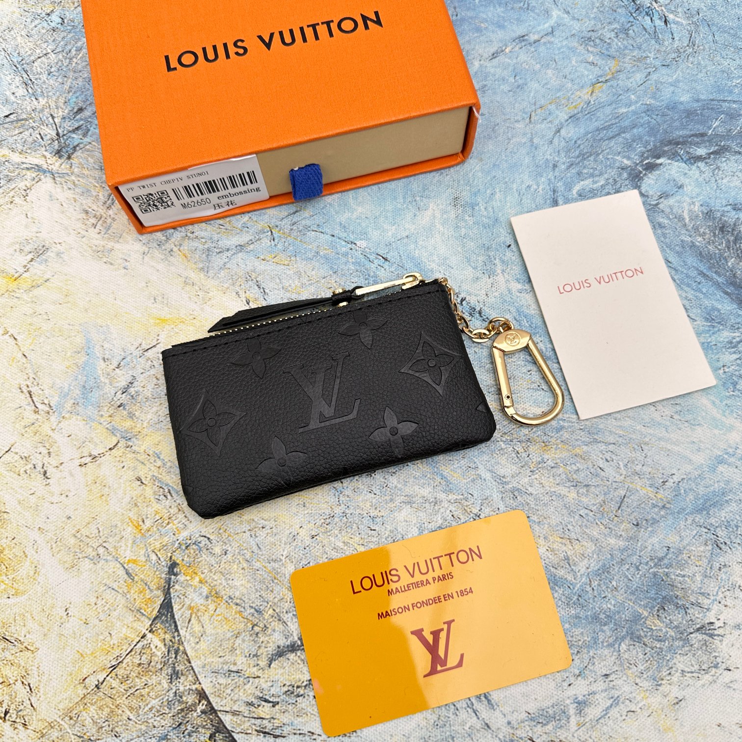 this key pouch offers practical functionality - Comprehensive