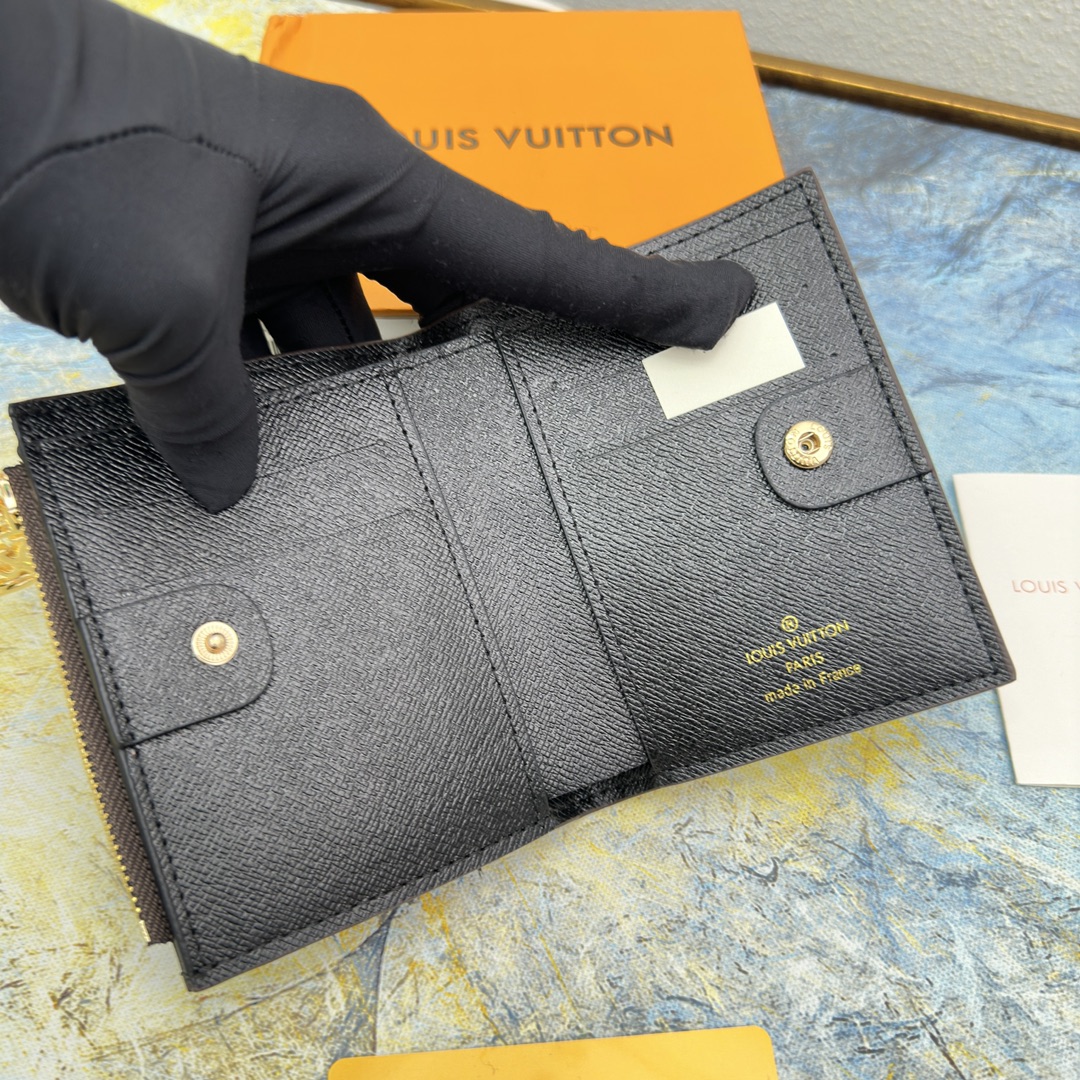 Leather wallet - in hand