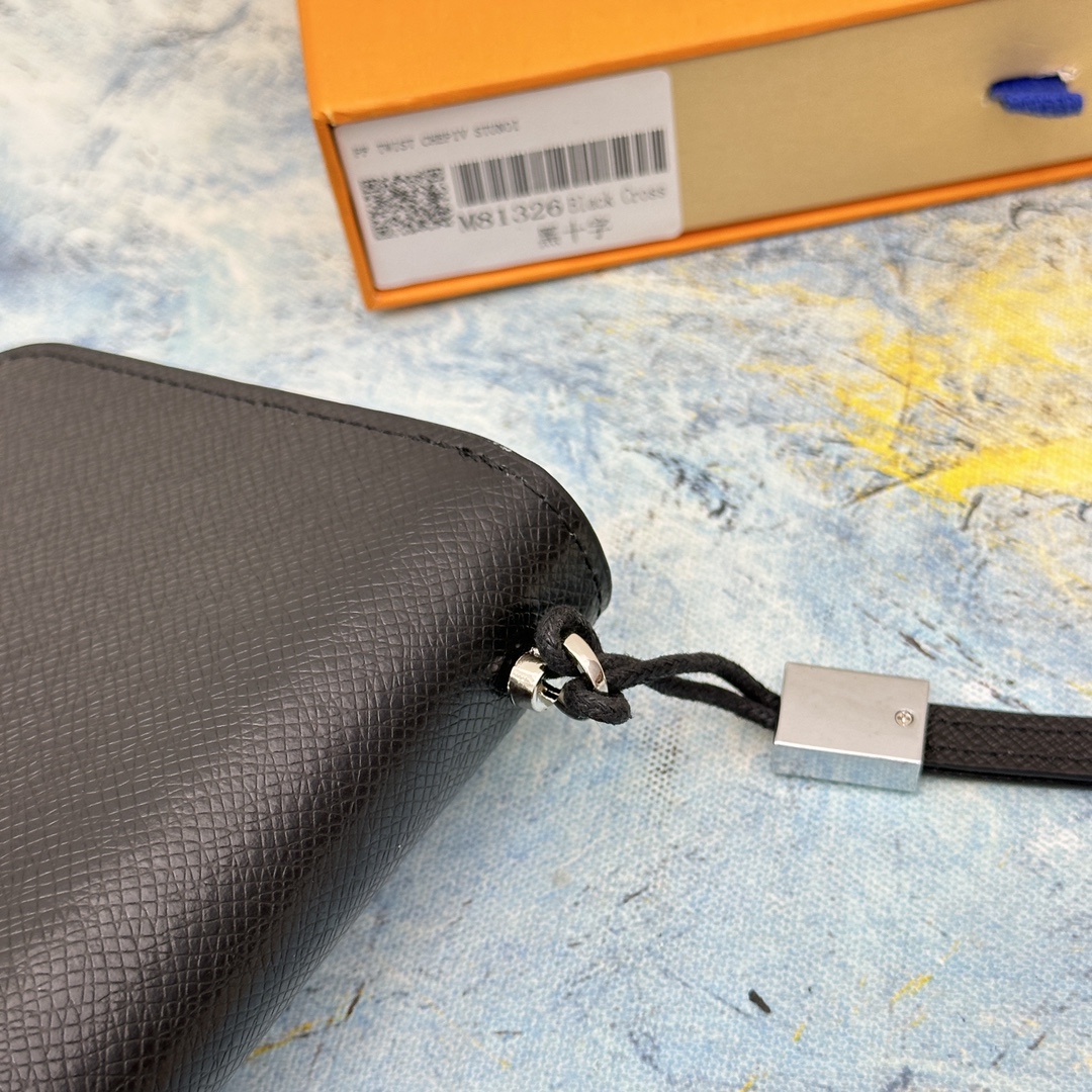 Close-up of the leather texture of the classic long zipper wallet