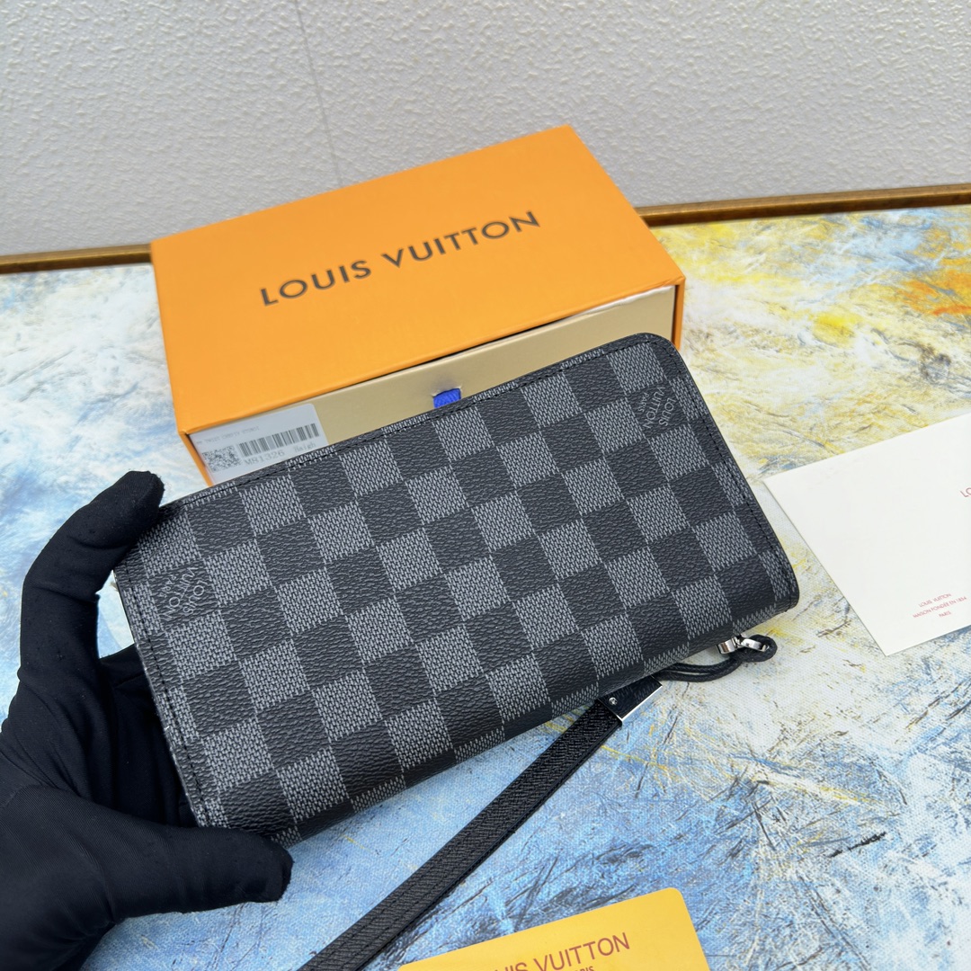 Close-up of the leather texture of the premium long zipper wallet