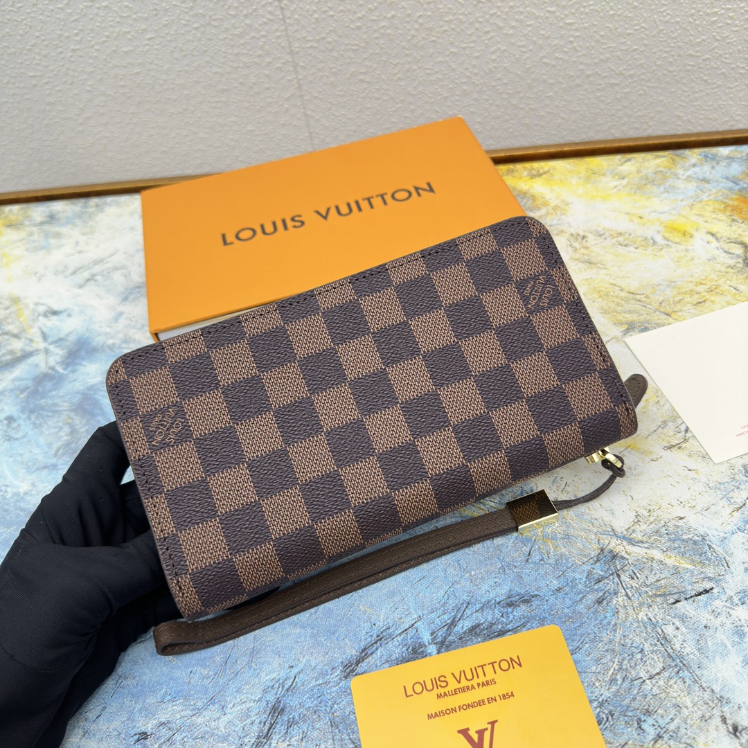 Close-up of the leather texture of the long zipper wallet