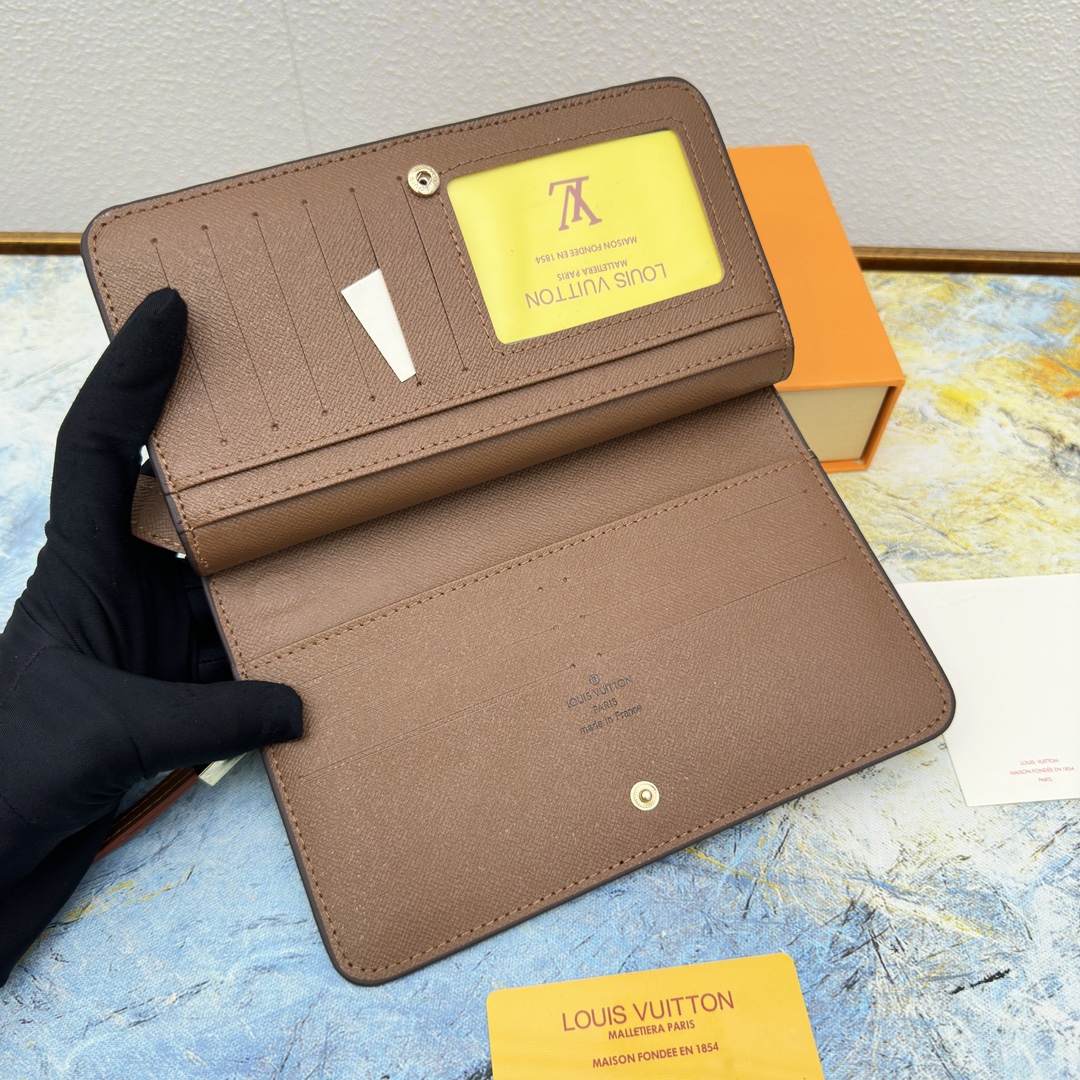 Leather Long Wallet In Hand