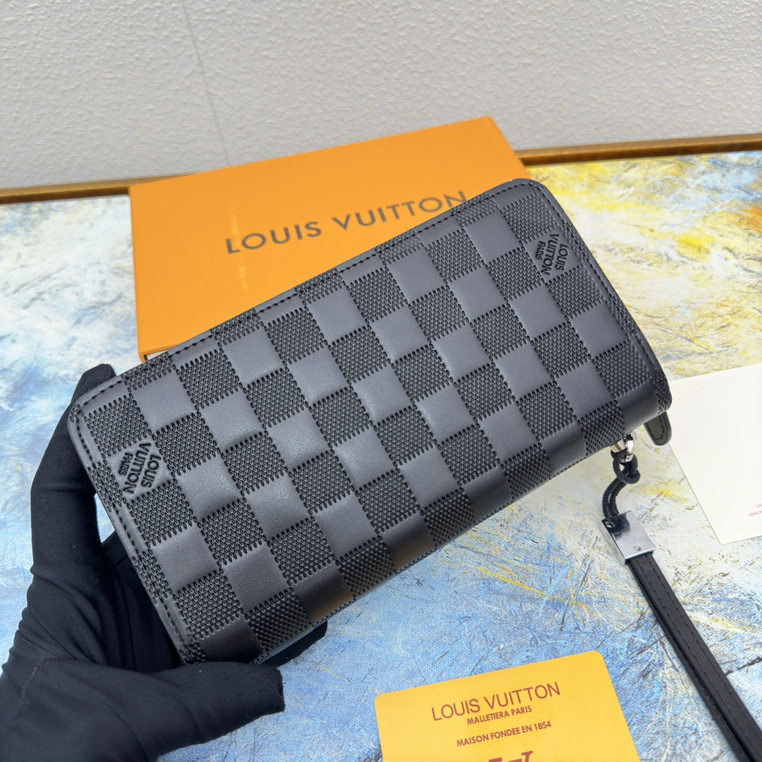 Close-up of the long wallet's zipper closure