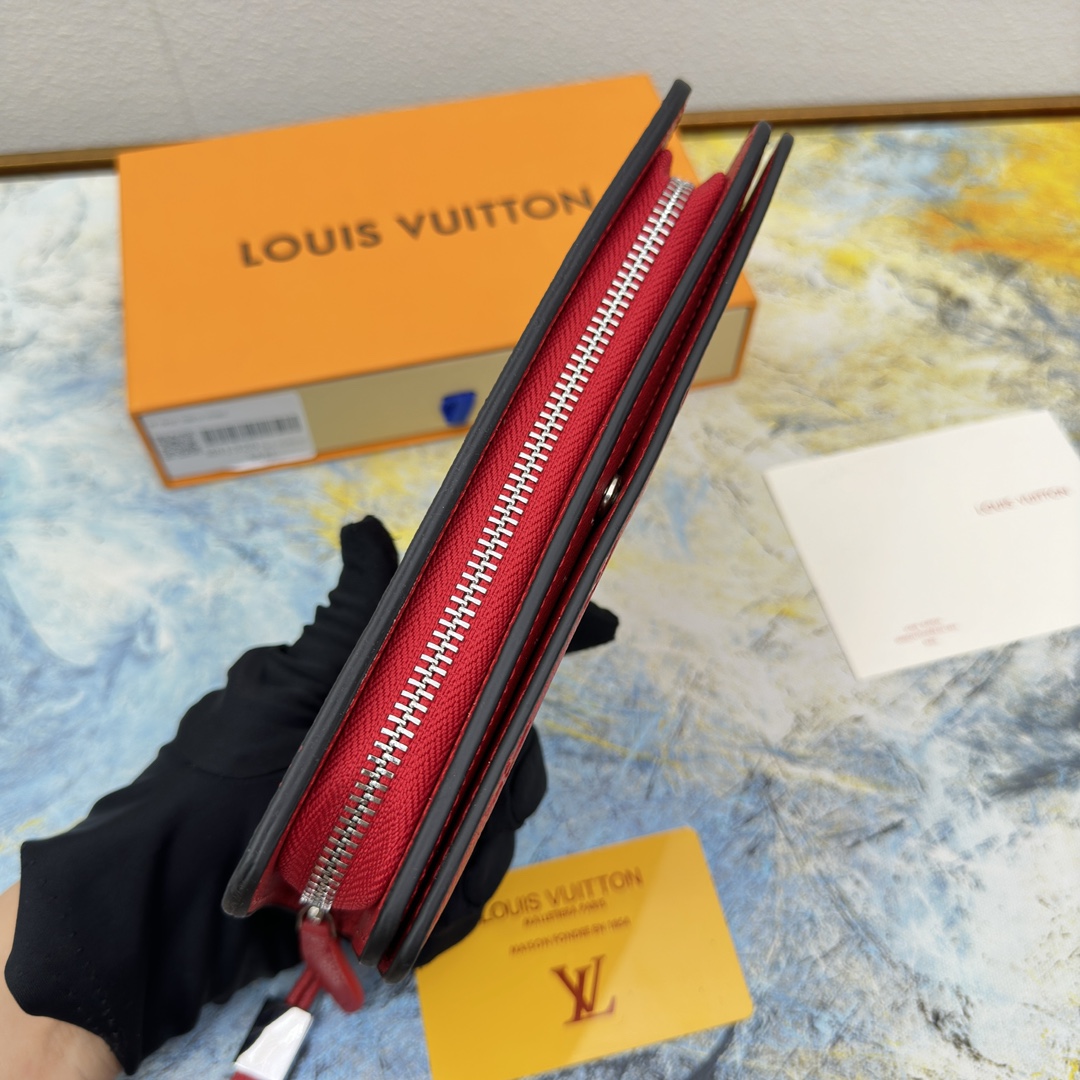 Leather long wallet coin pocket detail