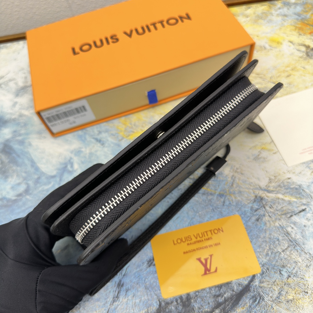 Leather long wallet coin pocket detail