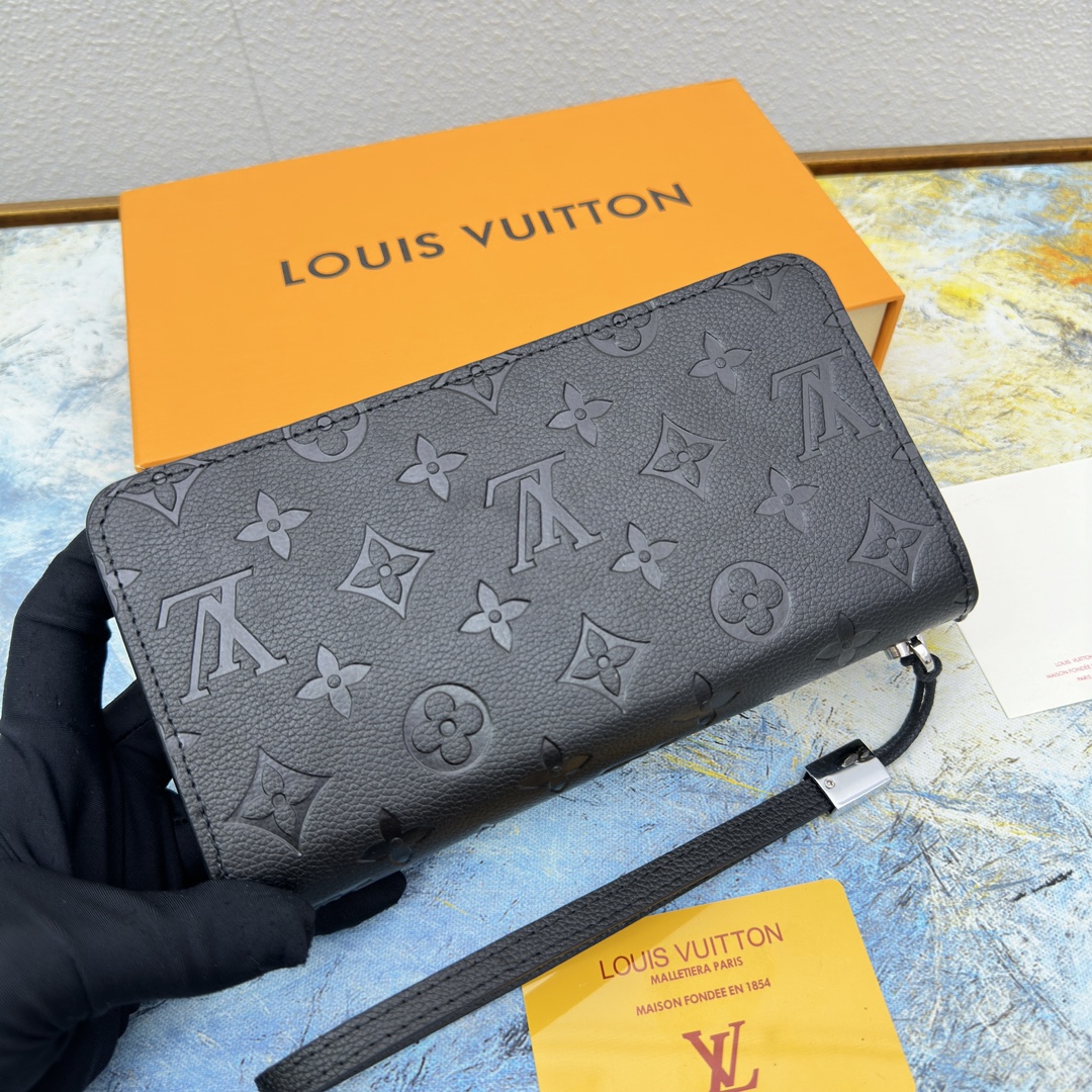 Leather zipper wallet, close-up zipper