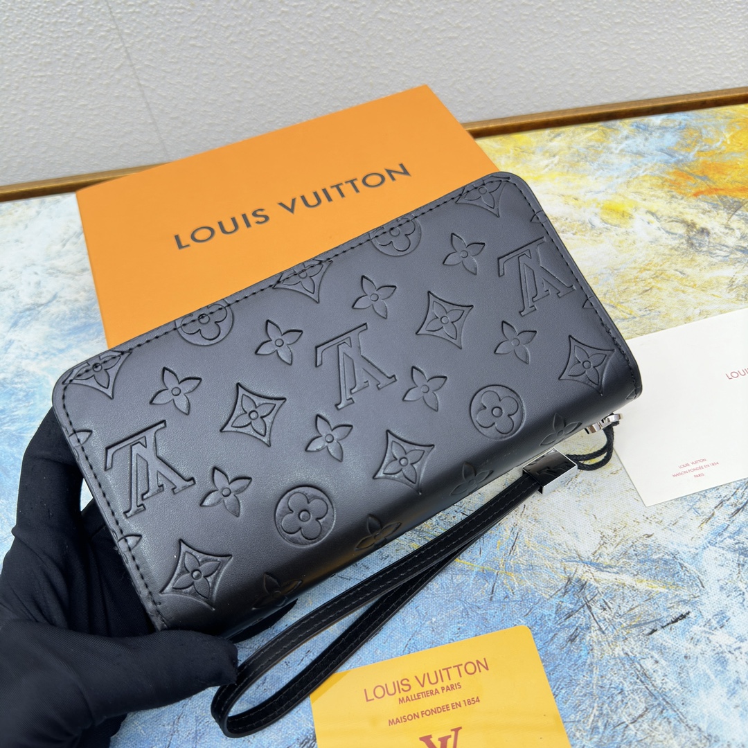 Leather long wallet zipper detail